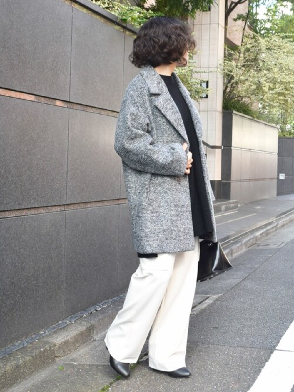 「冬コーデ、大人カジュアル、ストレッチパンツ、カーゴパンツ、グレンチェック、チェックコート、冬服、オーバーサイズニット、MK MICHEL KLEIN、MKミッシェルクラン」｜「MK MICHEL KLEINのグレンチェック柄スライバーコート（チェスターコート、グレー系）」を使った、MKミッシェルクランさん（レディース・153cm）の秋コーディネートの1枚目の写真