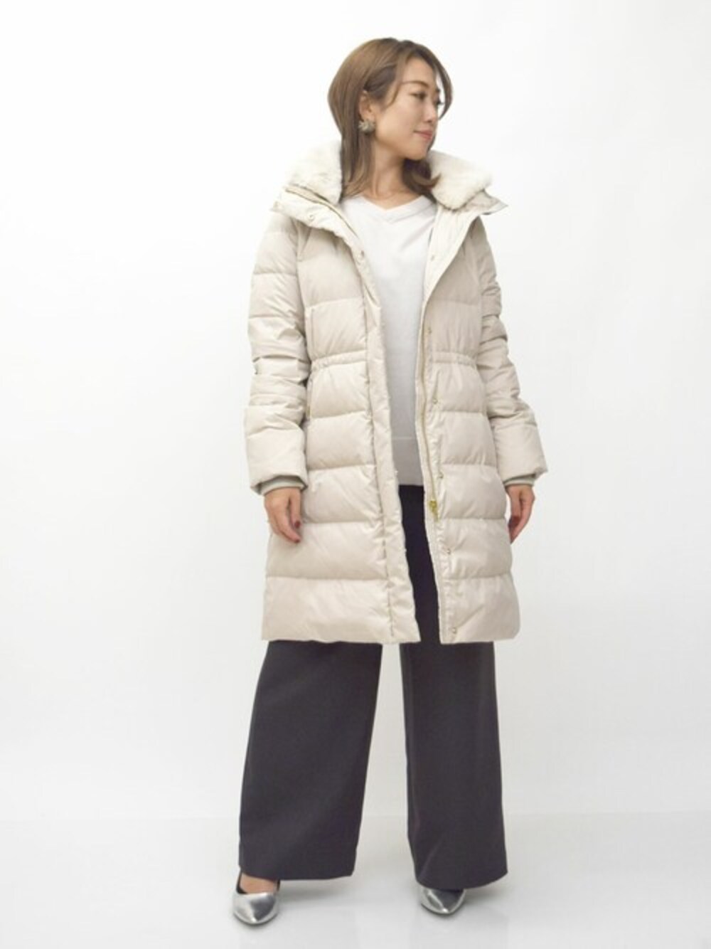 「ダウンジャケット、ダウン、冬コーデ、大人カジュアル、ロングダウン、Vネックニット、ストレートパンツ、冬服、MK MICHEL KLEIN、MKミッシェルクラン」｜「MK MICHEL KLEINのチュニック丈Vネックニット/洗える（ニット/セーター、ベージュ系）」を使った、MKミッシェルクランさん（レディース・158cm）の秋コーディネートの1枚目の写真