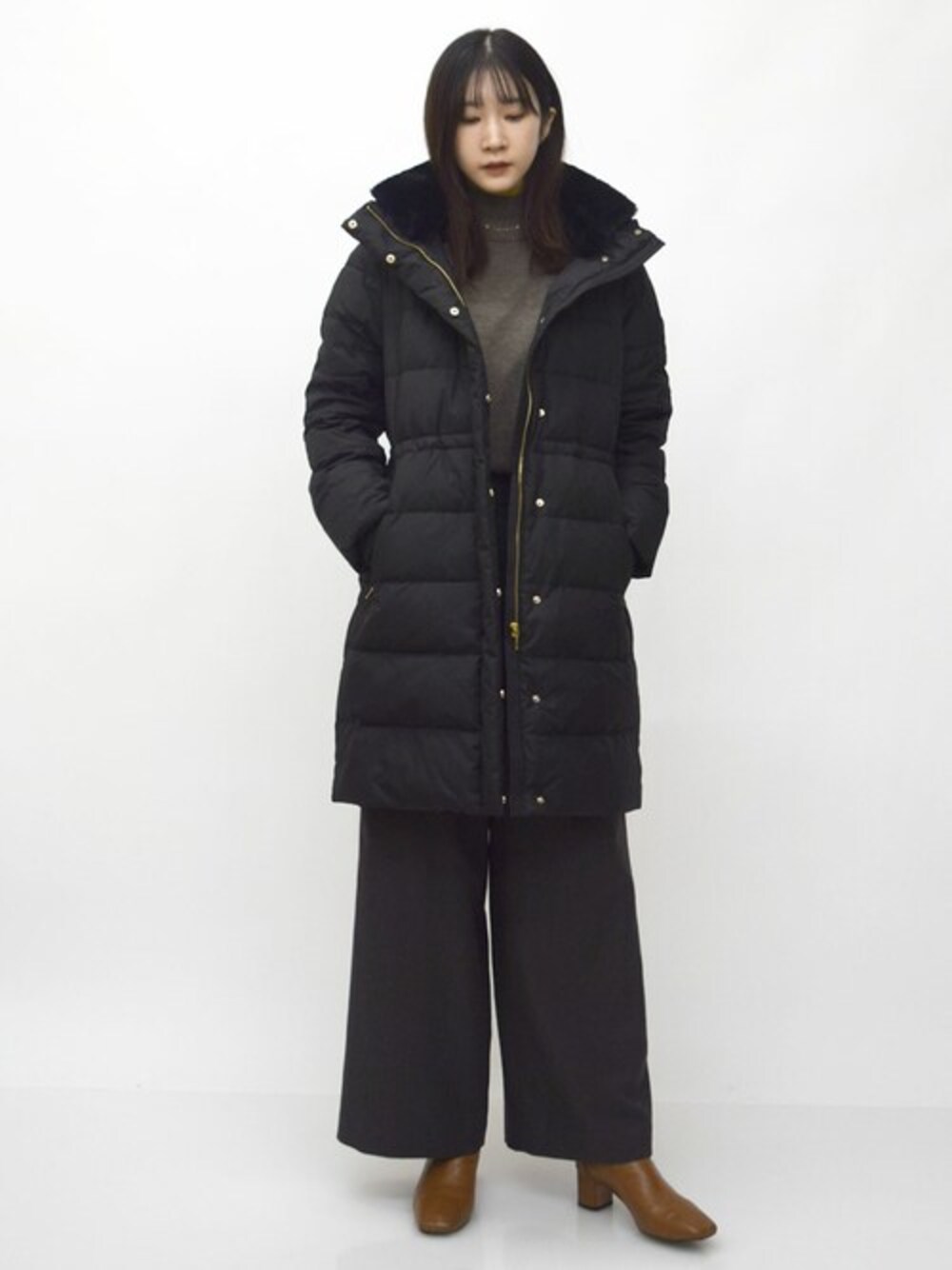 「コート、アウター、ダウンジャケット、ダウン、ロングダウン、配色ニット、ストレートパンツ、冬服、MK MICHEL KLEIN、MKミッシェルクラン」｜「MK MICHEL KLEINのベーシックタフタロングダウンコート（ダウンジャケット/コート、ブラック系）」を使った、MKミッシェルクランさん（レディース・165cm）の秋コーディネートの1枚目の写真