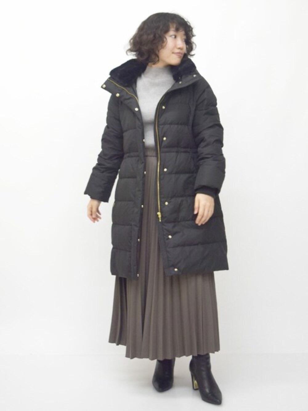 「ダウンジャケット、ダウン、大人カジュアル、ロングダウン、プリーツスカート、リブニット、冬服、冬アウター、MK MICHEL KLEIN、MKミッシェルクラン」｜「MK MICHEL KLEINのベーシックタフタロングダウンコート（ダウンジャケット/コート、ブラック系）」を使った、MKミッシェルクランさん（レディース・153cm）の秋コーディネートの1枚目の写真