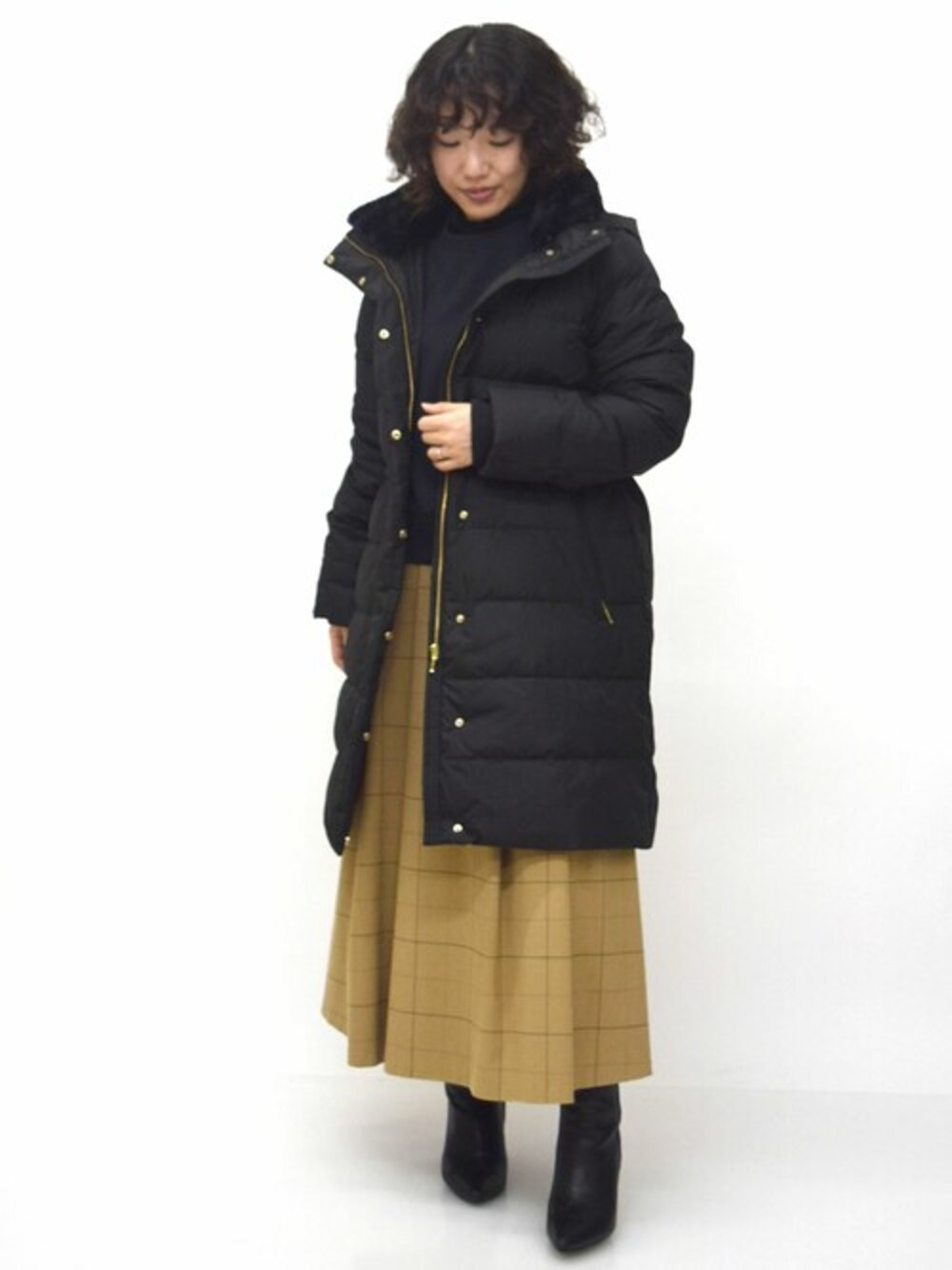 「フレアスカート、ダウンジャケット、ダウン、冬コーデ、レイヤードスタイル、冬服、MK MICHEL KLEIN、シアートップス、ダンボール素材、MKミッシェルクラン」｜「MK MICHEL KLEINのベーシックタフタロングダウンコート（ダウンジャケット/コート、ブラック系）」を使った、MKミッシェルクランさん（レディース・153cm）の秋コーディネートの1枚目の写真