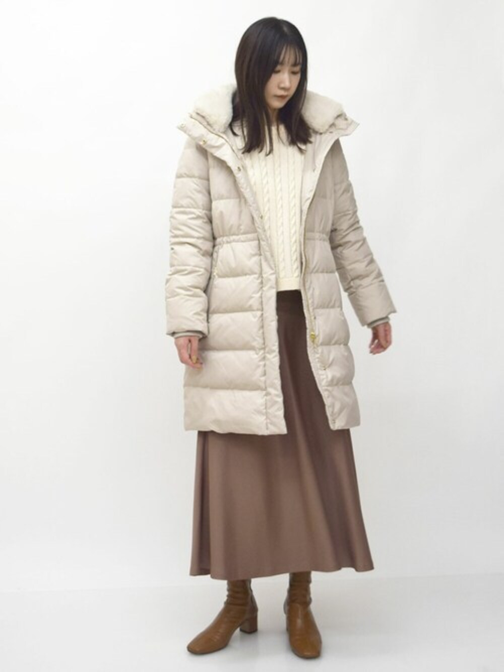 「コート、ダウンジャケット、ダウン、大人カジュアル、ケーブル編み、冬服、サテン、MK MICHEL KLEIN、サテンスカート、MKミッシェルクラン」｜「MK MICHEL KLEINのベーシックタフタロングダウンコート（ダウンジャケット/コート、ベージュ系）」を使った、MKミッシェルクランさん（レディース・165cm）の秋コーディネートの1枚目の写真