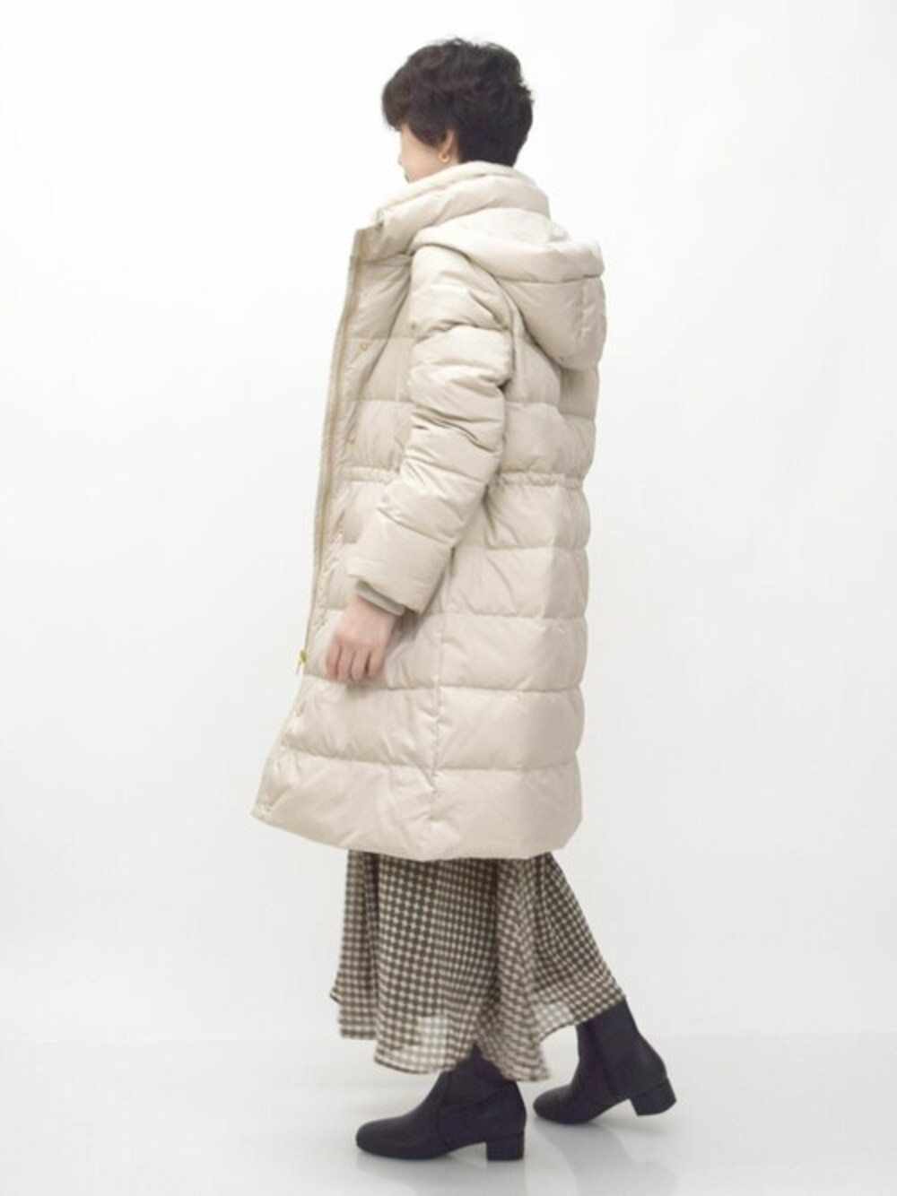 「コート、アウター、ダウンジャケット、ダウン、冬コーデ、ロングダウン、シフォン、冬服、MK MICHEL KLEIN、MKミッシェルクラン」｜「MK MICHEL KLEINのベーシックタフタロングダウンコート（ダウンジャケット/コート、ベージュ系）」を使った、MKミッシェルクランさん（レディース・156cm）の秋コーディネートの1枚目の写真