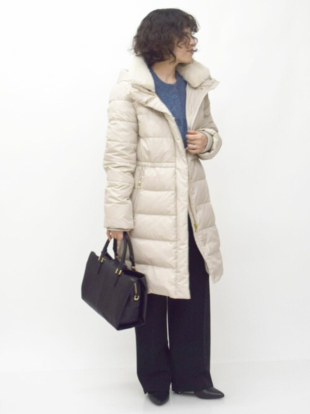 「コート、ダウンジャケット、ダウン、ストレッチパンツ、カーゴパンツ、ラメ、冬服、ラメニット、MK MICHEL KLEIN、MKミッシェルクラン」｜「MK MICHEL KLEINのベーシックタフタロングダウンコート（ダウンジャケット/コート、ベージュ系）」を使った、MKミッシェルクランさん（レディース・153cm）の秋コーディネートの1枚目の写真