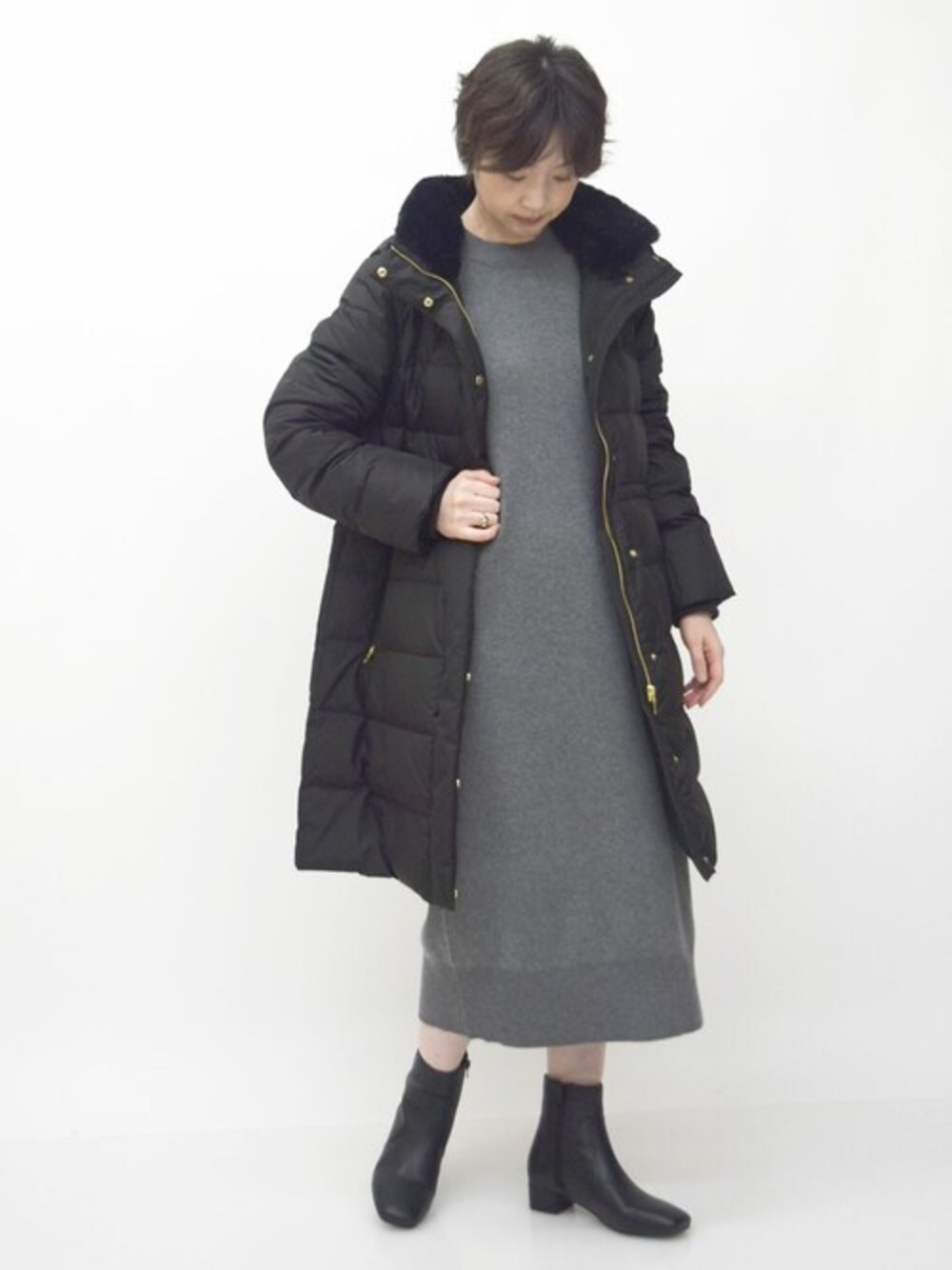 「コート、アウター、ダウンジャケット、ダウン、冬コーデ、ニットワンピース、大人カジュアル、冬服、MK MICHEL KLEIN、MKミッシェルクラン」｜「MK MICHEL KLEINのベーシックタフタロングダウンコート（ダウンジャケット/コート、ブラック系）」を使った、MKミッシェルクランさん（レディース・156cm）の秋コーディネートの1枚目の写真
