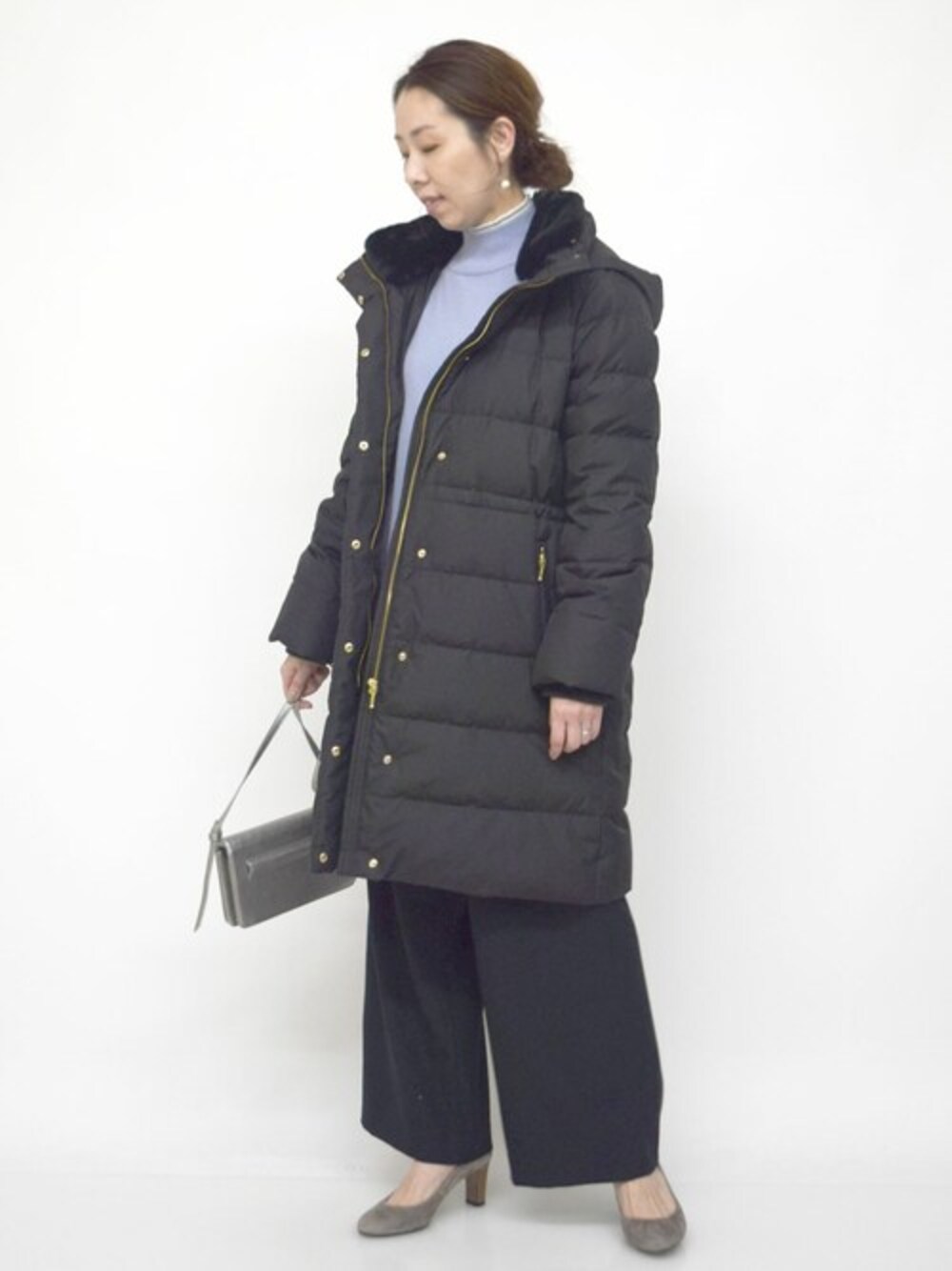 「ダウンジャケット、ボーダー、ダウン、ダウンコート、ロングコート、ボーダートップス、ストレートパンツ、冬服、MK MICHEL KLEIN、MKミッシェルクラン」｜「MK MICHEL KLEINのベーシックタフタロングダウンコート（ダウンジャケット/コート、ブラック系）」を使った、MKミッシェルクランさん（レディース・156cm）の冬コーディネートの1枚目の写真