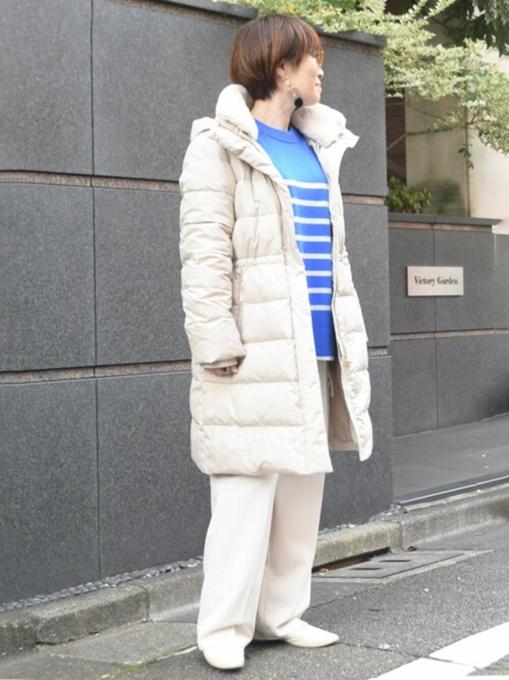 「ボーダー、ダウン、ダウンコート、冬コーデ、ロングコート、カーゴパンツ、ボーダーニット、冬服、MK MICHEL KLEIN、MKミッシェルクラン」｜「MK MICHEL KLEINのベーシックタフタロングダウンコート（ダウンジャケット/コート、ベージュ系）」を使った、MKミッシェルクランさん（レディース・155cm）の冬コーディネートの1枚目の写真