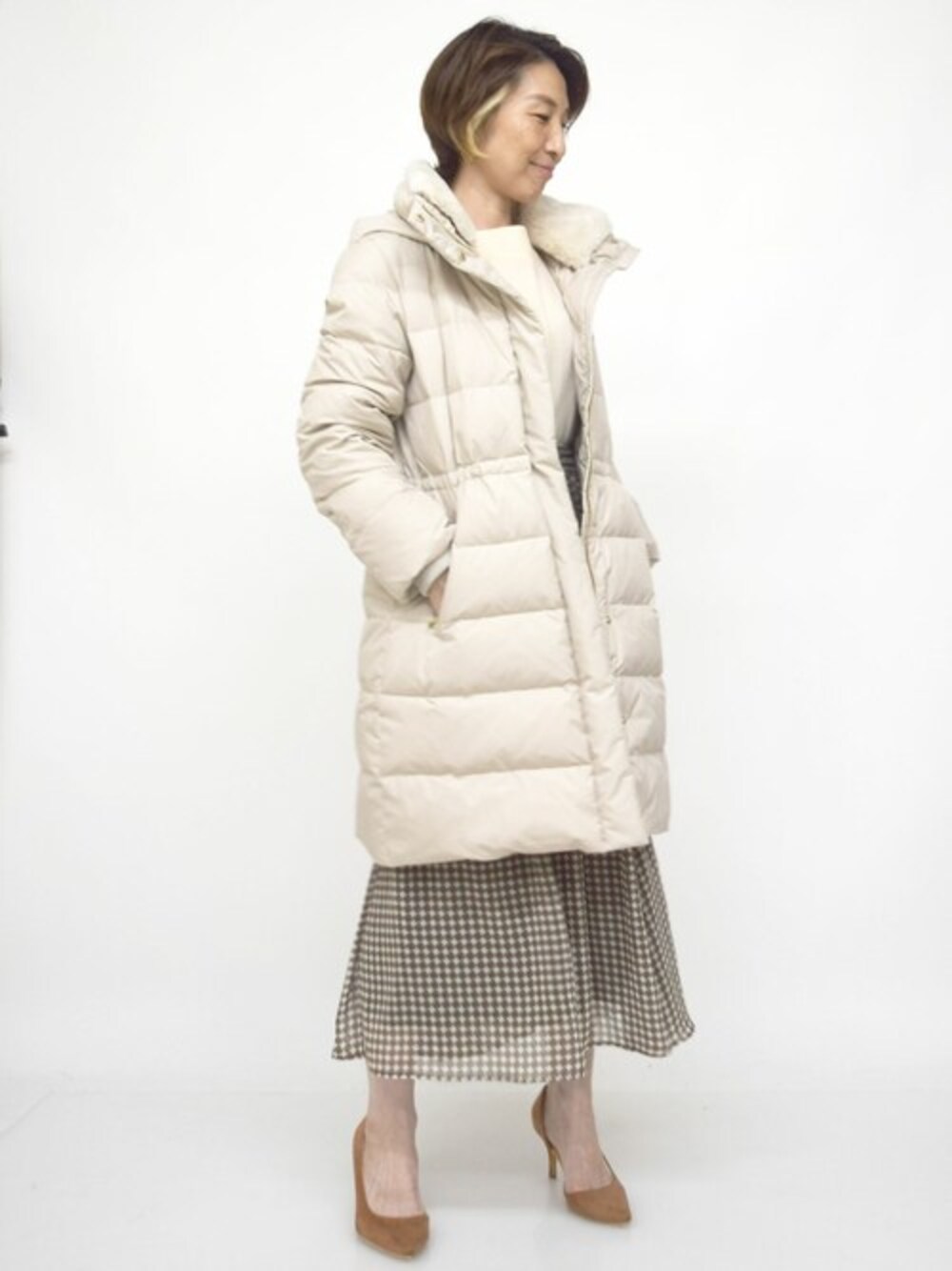 「ダウン、ダウンコート、冬コーデ、大人カジュアル、シフォン、ドルマンスリーブ、冬服、シフォンスカート、MK MICHEL KLEIN、MKミッシェルクラン」｜「MK MICHEL KLEINのベーシックタフタロングダウンコート（ダウンジャケット/コート、ベージュ系）」を使った、MKミッシェルクランさん（レディース・158cm）の冬コーディネートの1枚目の写真