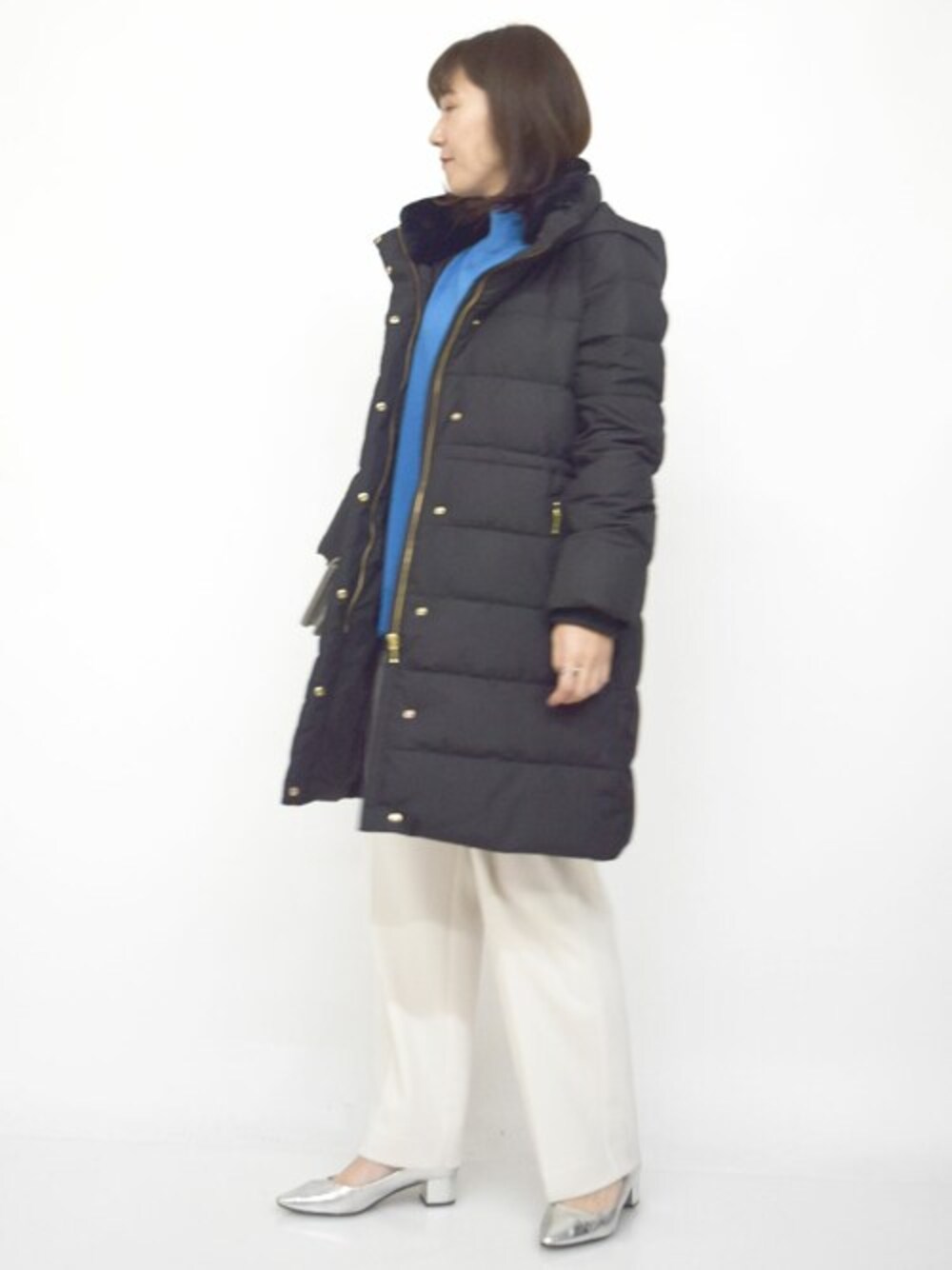 「ブルー、ダウン、ダウンコート、カラーニット、カーゴパンツ、チュニック、冬服、ブルーニット、MK MICHEL KLEIN、MKミッシェルクラン」｜「MK MICHEL KLEINのベーシックタフタロングダウンコート（ダウンジャケット/コート、ブラック系）」を使った、MKミッシェルクランさん（レディース・163cm）の冬コーディネートの1枚目の写真