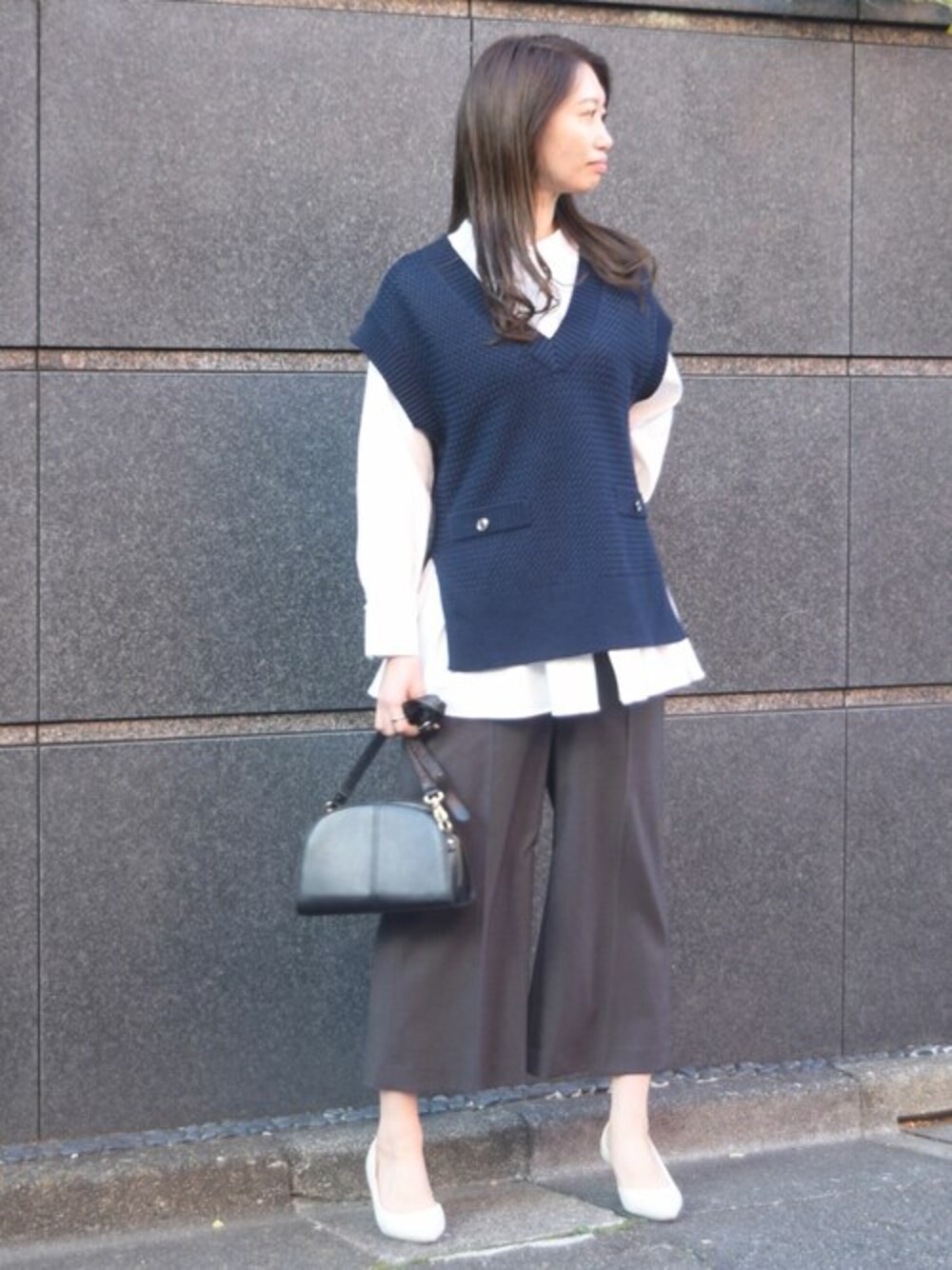「ケーブルニット、ベスト、レイヤードスタイル、ニットベスト、ケーブル編み、春服、春コーデ、シャツスタイル、MK MICHEL KLEIN、MKミッシェルクラン」｜「MK MICHEL KLEINのバスケット編みニットベスト/洗える（ベスト、ブルー系）」を使った、MKミッシェルクランさん（レディース・168cm）の冬コーディネートの1枚目の写真
