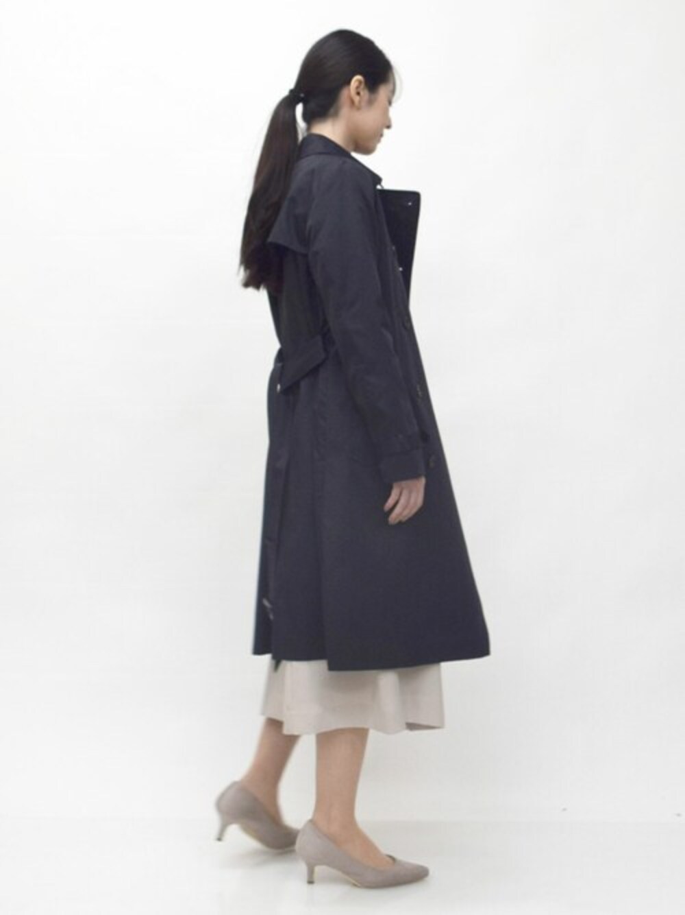 「ワンピース、トレンチコート、トレンチ、フォーマル、春服、セレモニー、ライトアウター、MK MICHEL KLEIN、MKミッシェルクラン、フォーマル/セレモニー」｜「MK MICHEL KLEINのベーシックトレンチコート/はっ水加工・防花粉（トレンチコート、ブルー系）」を使った、MKミッシェルクランさん（レディース・160cm）の冬コーディネートの1枚目の写真