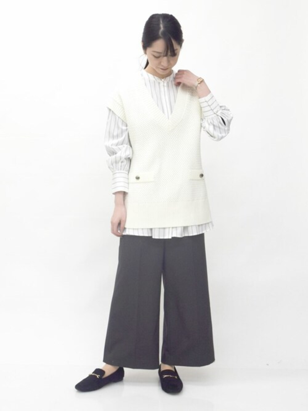「ケーブルニット、ストライプ、ベスト、レイヤードスタイル、大人カジュアル、ニットベスト、ストライプシャツ、春服、MK MICHEL KLEIN、MKミッシェルクラン」｜「MK MICHEL KLEINのバスケット編みニットベスト/洗える（ベスト、ホワイト系）」を使った、MKミッシェルクランさん（レディース・160cm）の冬コーディネートの1枚目の写真