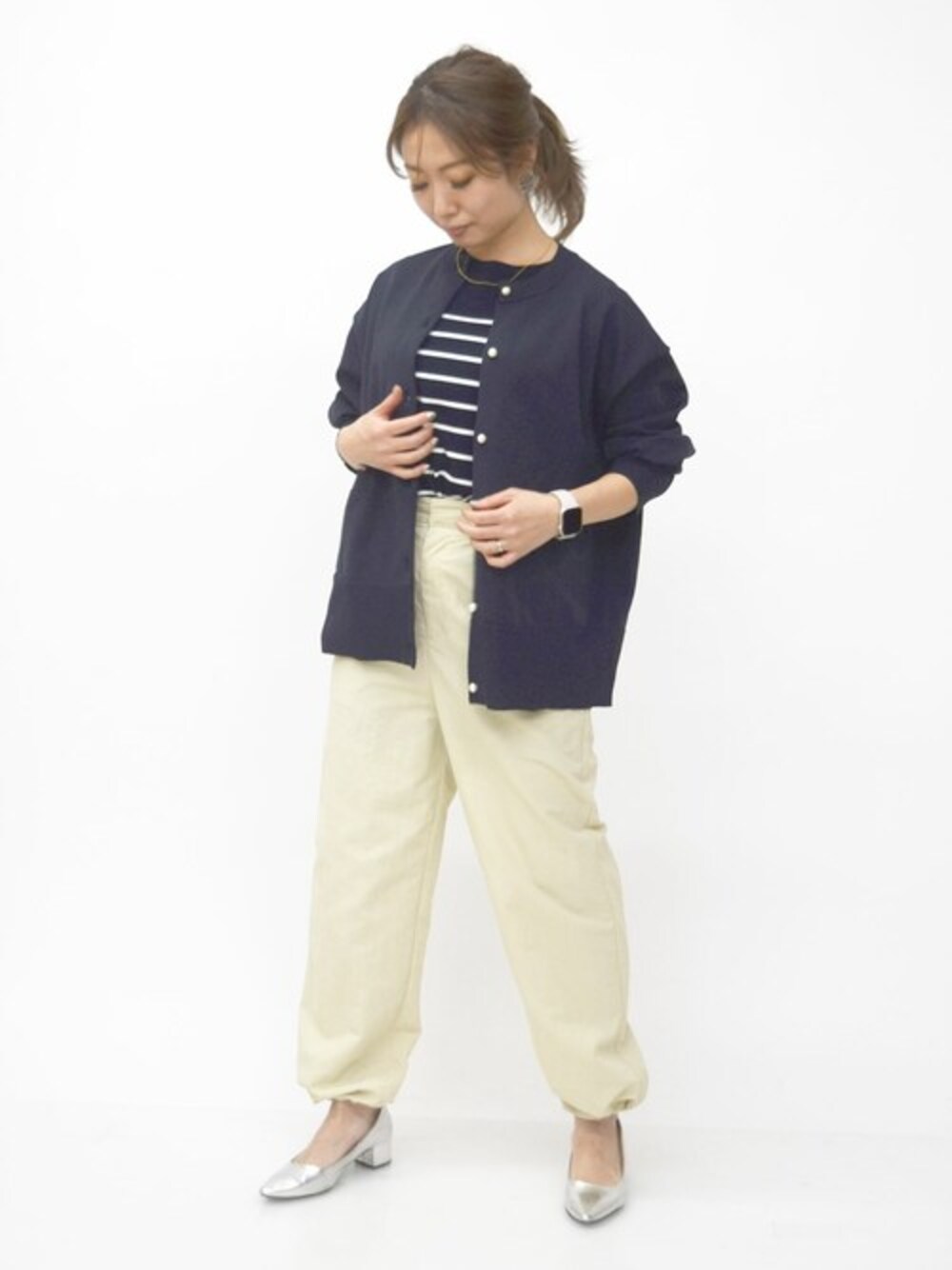 「カーディガン、ボーダー、大人カジュアル、カーゴパンツ、春服、春ニット、アンサンブル、アンサンブルニット、MK MICHEL KLEIN、MKミッシェルクラン」｜「MK MICHEL KLEINのナイロンパラシュートワイドパンツ/洗える（カーゴパンツ、ベージュ系）」を使った、MKミッシェルクランさん（レディース・158cm）の冬コーディネートの1枚目の写真