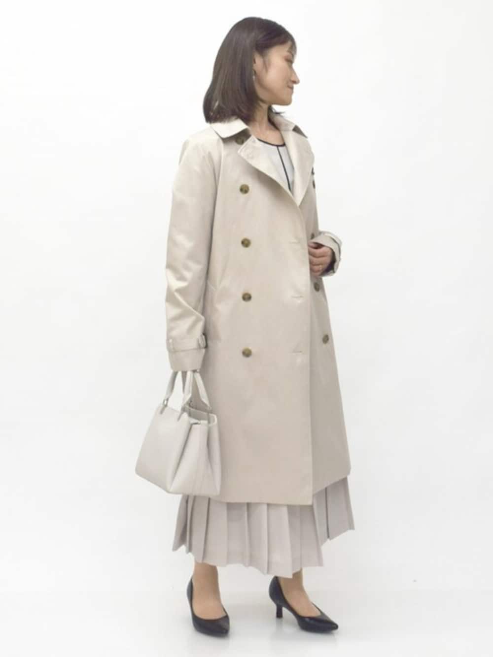 「トレンチコート、トレンチ、フォーマル、春アウター、セレモニー、卒業式、入学式、サテンワンピース、MK MICHEL KLEIN、MKミッシェルクラン」｜「MK MICHEL KLEINのサテンジョーゼット パイピングデザインワンピース（ワンピース、ベージュ系）」を使った、MKミッシェルクランさん（レディース・151cm）の冬コーディネートの1枚目の写真