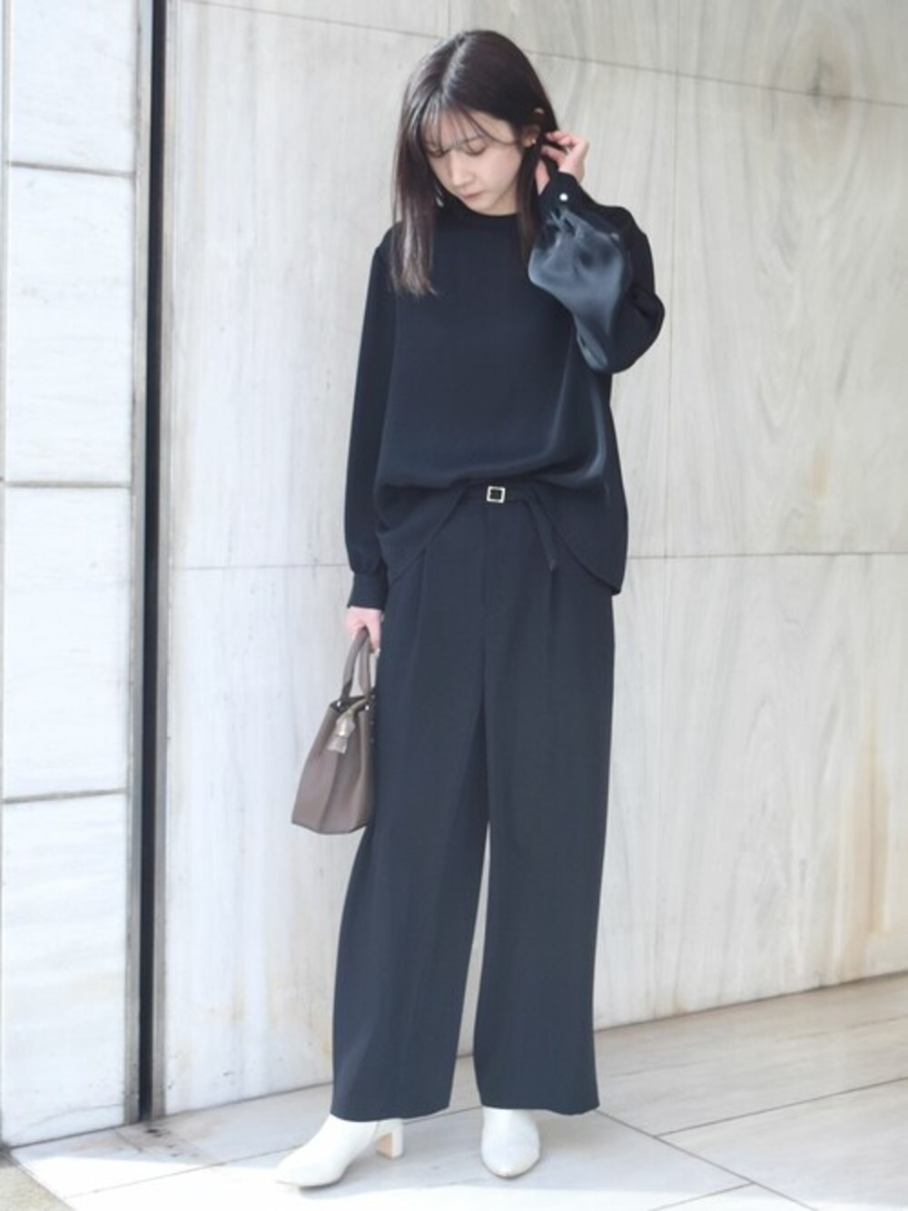 「セットアップ、フォーマル、パンツスタイル、リラックススタイル、セレモニー、通勤コーデ、お仕事コーデ、MK MICHEL KLEIN、MKミッシェルクラン、フォーマル/セレモニー」｜「MK MICHEL KLEINのバンドカラーブラウス/洗える（シャツ/ブラウス、ブルー系）」を使った、MKミッシェルクランさん（レディース・165cm）の春コーディネートの1枚目の写真