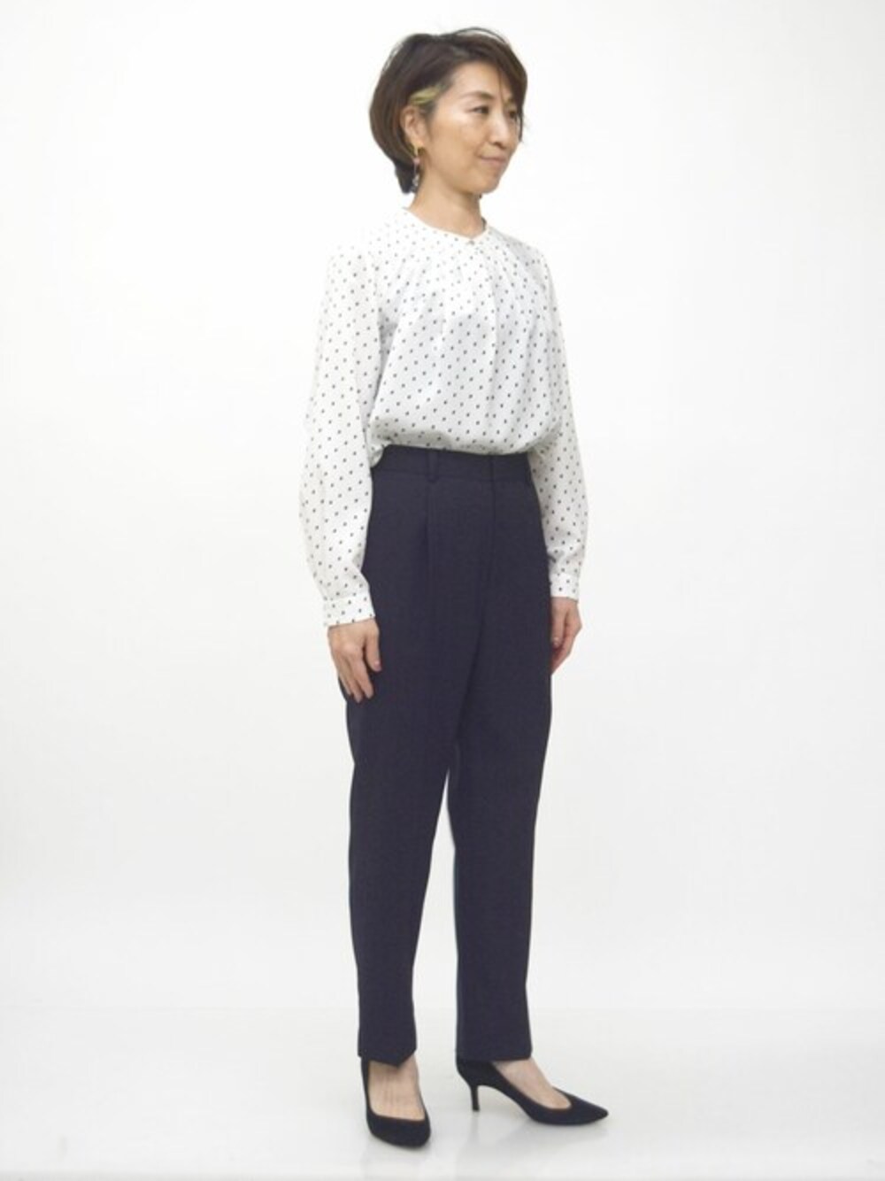 「テーパードパンツ、春服、春コーデ、通勤コーデ、オフィスカジュアル、通勤スタイル、お仕事コーデ、バンドカラーシャツ、MK MICHEL KLEIN、MKミッシェルクラン」｜「MK MICHEL KLEINのバンドカラープリントブラウス/洗える（シャツ/ブラウス、ホワイト系）」を使った、MKミッシェルクランさん（レディース・158cm）の春コーディネートの1枚目の写真