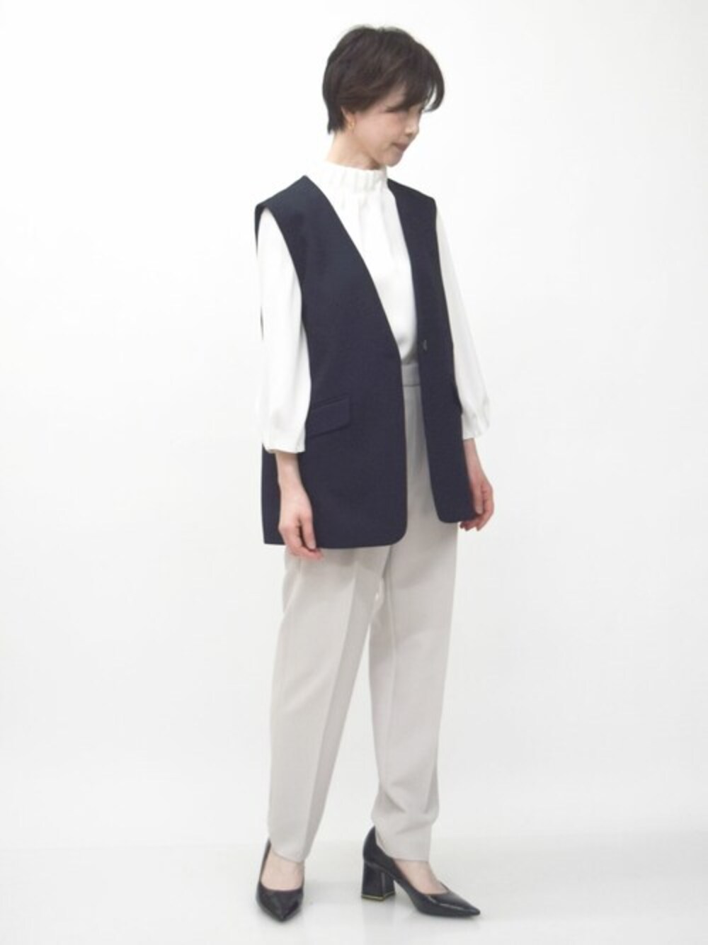 「テーパードパンツ、ベスト、ジレ、スタンドカラー、春服、通勤コーデ、オフィスカジュアル、お仕事コーデ、MK MICHEL KLEIN、MKミッシェルクラン」｜「MK MICHEL KLEINのリネンライクナチュラルVネックジレ/洗える（ベスト、ブルー系）」を使った、MKミッシェルクランさん（レディース・156cm）の春コーディネートの1枚目の写真
