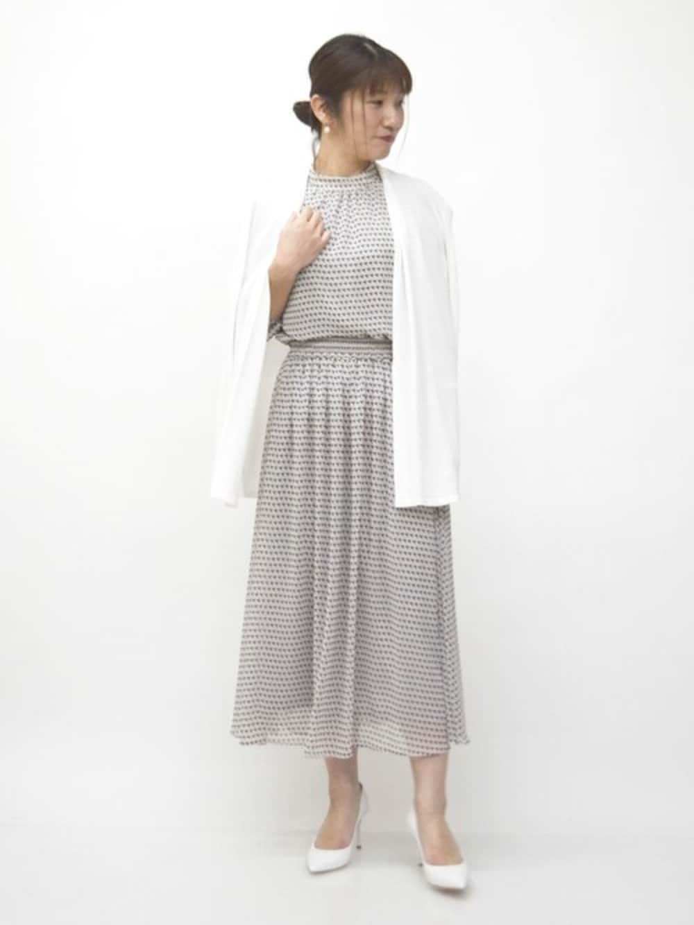 「カーディガン、セットアップ、シフォン、キレイめ、幾何学柄、シフォンブラウス、シフォンスカート、おでかけコーデ、MK MICHEL KLEIN、MKミッシェルクラン」｜「MK MICHEL KLEINのミディ丈フレアニットカーディガン/洗える（カーディガン/ボレロ、ホワイト系）」を使った、MKミッシェルクランさん（レディース・163cm）の春コーディネートの1枚目の写真