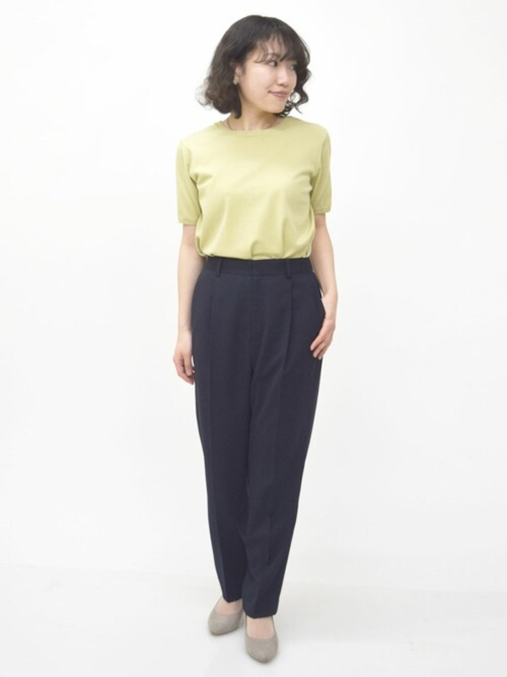 「テーパードパンツ、カラーニット、通勤コーデ、オフィスカジュアル、スーツスタイル、通勤スタイル、お仕事コーデ、半袖ニット、MK MICHEL KLEIN、MKミッシェルクラン」｜「MK MICHEL KLEINのカラーニットアンサンブル/洗える（ニット/セーター、イエロー系）」を使った、MKミッシェルクランさん（レディース・153cm）の春コーディネートの1枚目の写真