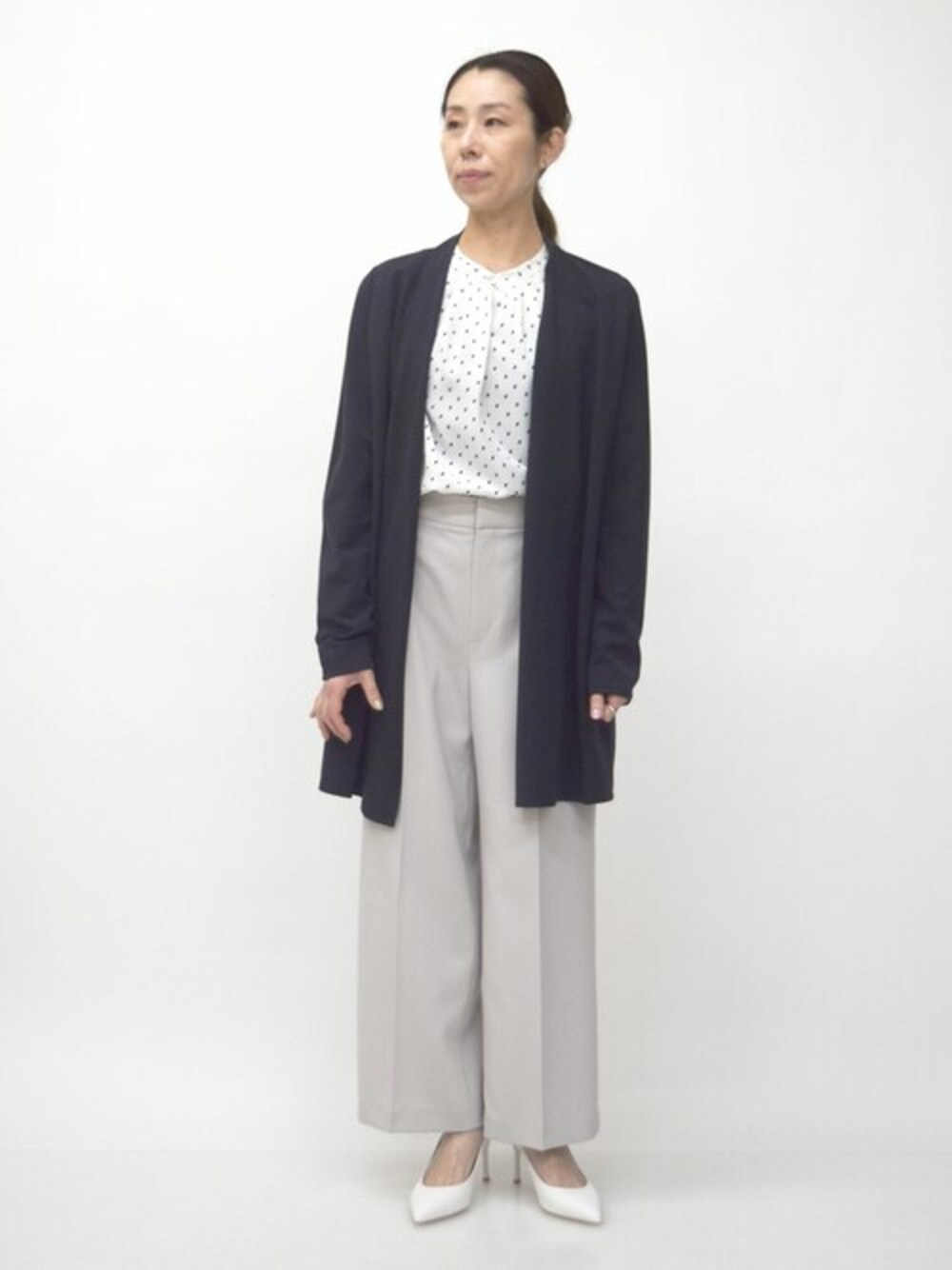 「カーディガン、ワイドパンツ、春服、春コーデ、通勤コーデ、オフィスカジュアル、お仕事コーデ、バンドカラー、MK MICHEL KLEIN、MKミッシェルクラン」｜「MK MICHEL KLEINのバンドカラープリントブラウス/洗える（シャツ/ブラウス、ホワイト系）」を使った、MKミッシェルクランさん（レディース・156cm）の春コーディネートの1枚目の写真