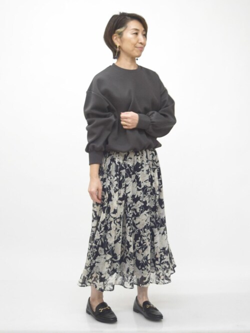 「スウェット、パーカー、大人カジュアル、シフォン、春服、ダンボール、クロップドトップス、シフォンスカート、MK MICHEL KLEIN、MKミッシェルクラン」｜「MK MICHEL KLEINのドロストヘムダンボールカットソー/洗える（スウェット、グレー系）」を使った、MKミッシェルクランさん（レディース・158cm）の春コーディネートの1枚目の写真