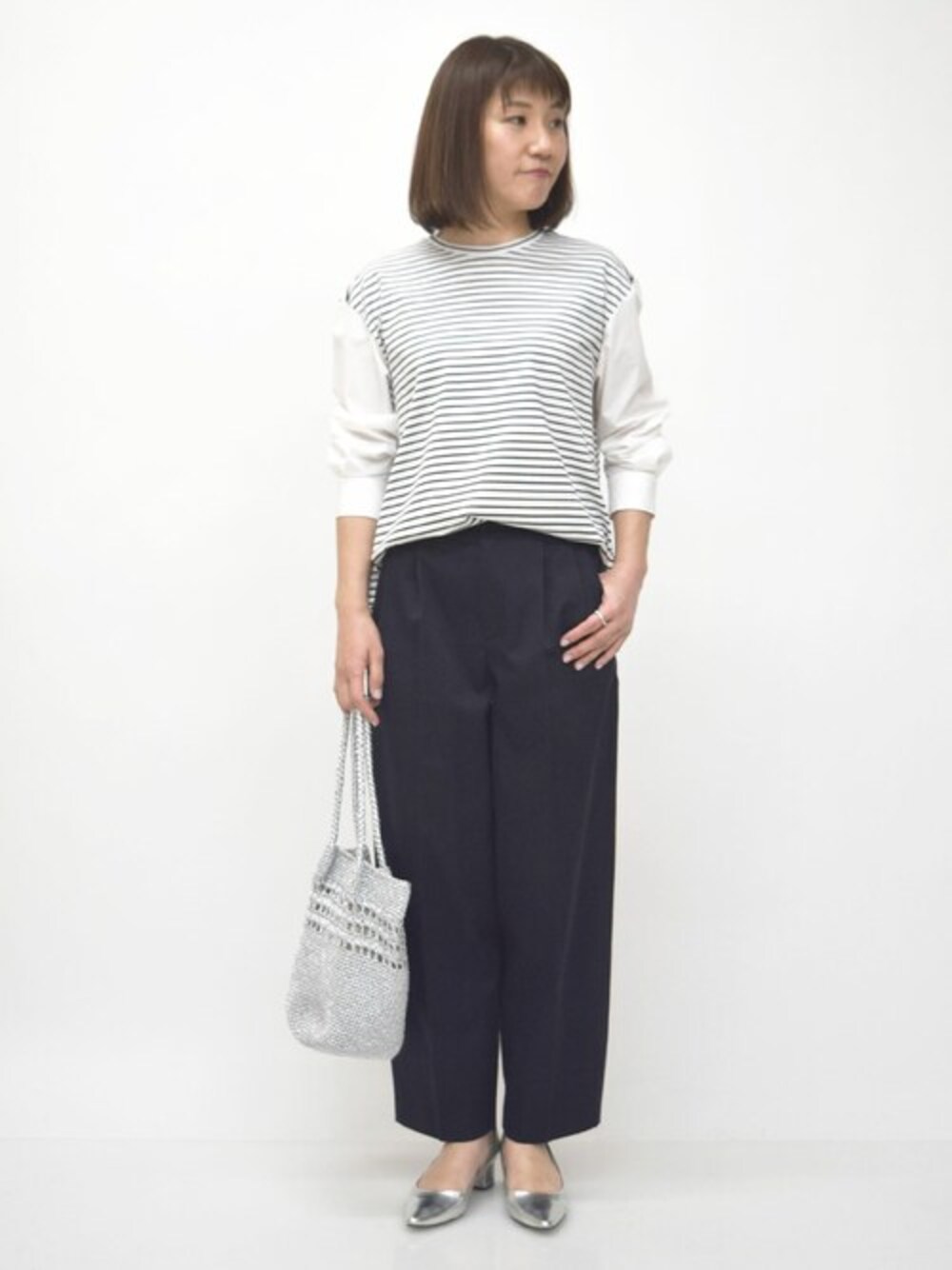 「ボーダー、大人カジュアル、ワイドパンツ、ボーダートップス、異素材、春服、シンプルコーデ、春コーデ、MK MICHEL KLEIN、MKミッシェルクラン」｜「MK MICHEL KLEINのフレンチボーダー シャツ地切替えカットソー/洗える（Tシャツ/カットソー、ホワイト系）」を使った、MKミッシェルクランさん（レディース・163cm）の春コーディネートの1枚目の写真