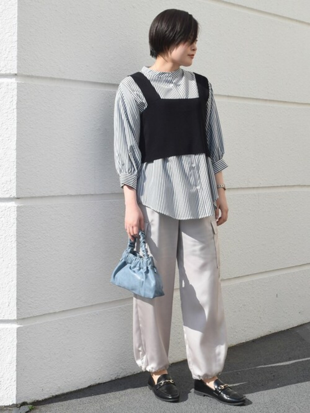 「ベスト、ニットベスト、２ＷＡＹ、ストライプシャツ、サテンパンツ、春服、ベスト×シャツ、MK MICHEL KLEIN、MKミッシェルクラン、サテンカーゴパンツ」｜「MK MICHEL KLEINのストライプ柄バンドカラーシャツ×ビスチェ風ニットベスト/ツインセット/洗える（シャツ/ブラウス、ブラック系）」を使った、MKミッシェルクランさん（レディース・158cm）の春コーディネートの1枚目の写真