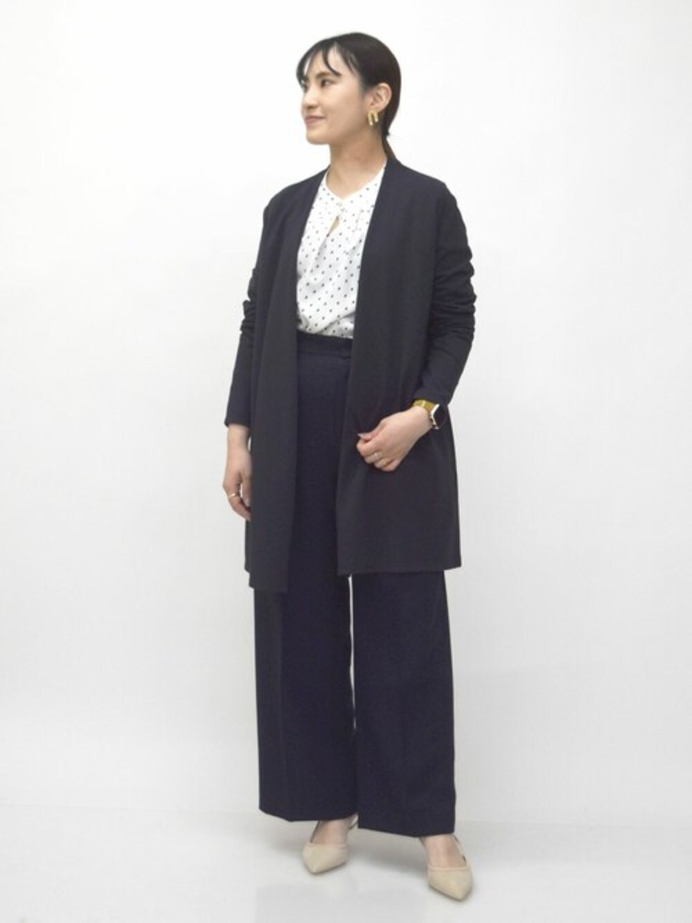 「カーディガン、ワイドパンツ、春服、春コーデ、通勤コーデ、オフィスカジュアル、お仕事コーデ、バンドカラーシャツ、MK MICHEL KLEIN、MKミッシェルクラン」｜「MK MICHEL KLEINのダブルフェイス着流しカーディガン/洗える（カーディガン/ボレロ、グレー系）」を使った、MKミッシェルクランさん（レディース・153cm）の春コーディネートの1枚目の写真