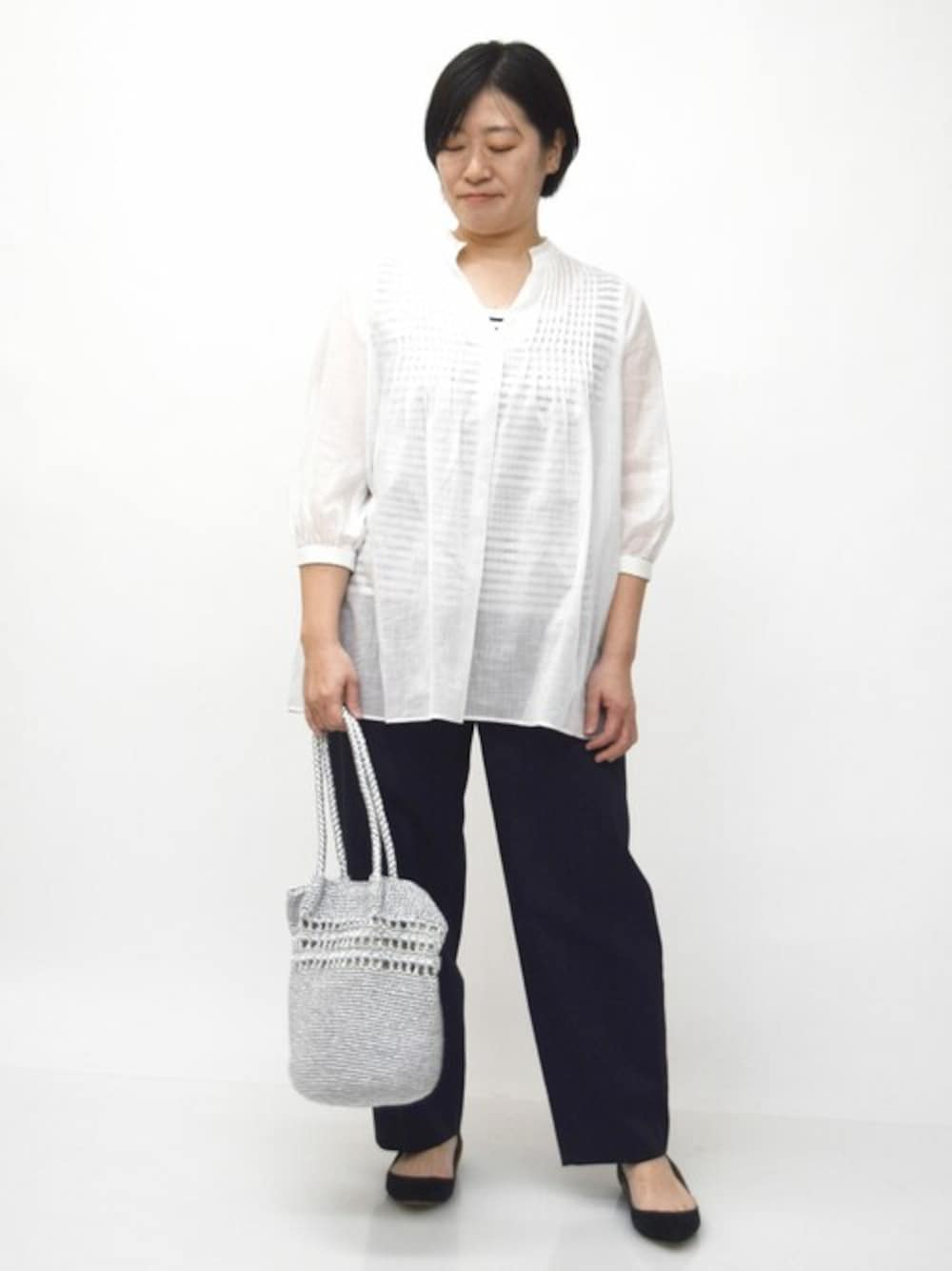 「カジュアル、ボーダー、大人カジュアル、ワイドパンツ、シアーシャツ、おでかけコーデ、MK MICHEL KLEIN、シアートップス、MKミッシェルクラン」｜「MK MICHEL KLEINのスクエアネックリブニットタンクトップ/洗える（タンクトップ、ブラック系）」を使った、MKミッシェルクランさん（レディース・154cm）の春コーディネートの1枚目の写真