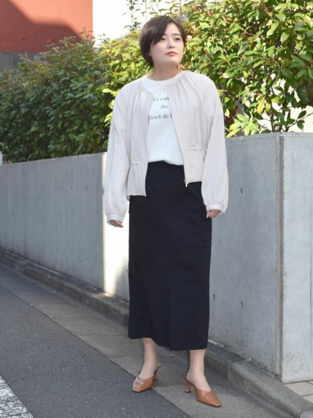 「ブルゾン、ロゴT、Tシャツ、大人カジュアル、カーゴスカート、春服、スプリングコート、白Tシャツ、MK MICHEL KLEIN、MKミッシェルクラン」｜「MK MICHEL KLEINのボリュームスリーブショート丈ブルゾン/洗える（ブルゾン、ベージュ系）」を使った、MKミッシェルクランさん（レディース・158cm）の春コーディネートの1枚目の写真