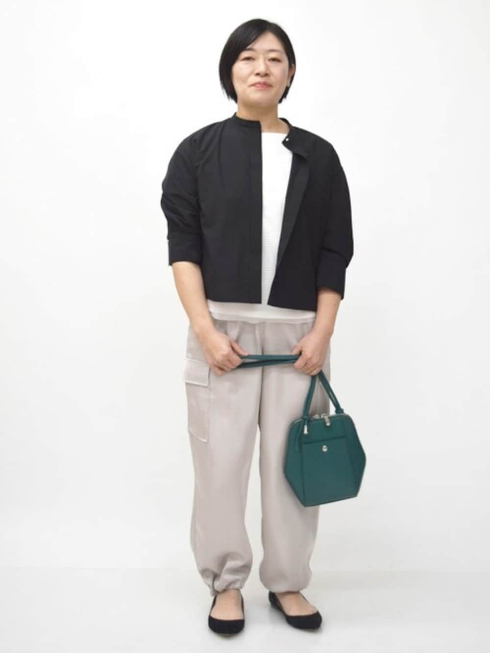 「シャツ、大人カジュアル、カーゴパンツ、サテンパンツ、シャツスタイル、サテン、MK MICHEL KLEIN、チュールトップス、MKミッシェルクラン、サテンカーゴパンツ」｜「MK MICHEL KLEINのボーダーチュールカットソー/接触冷感/洗える（Tシャツ/カットソー、ホワイト系）」を使った、MKミッシェルクランさん（レディース・154cm）の春コーディネートの1枚目の写真