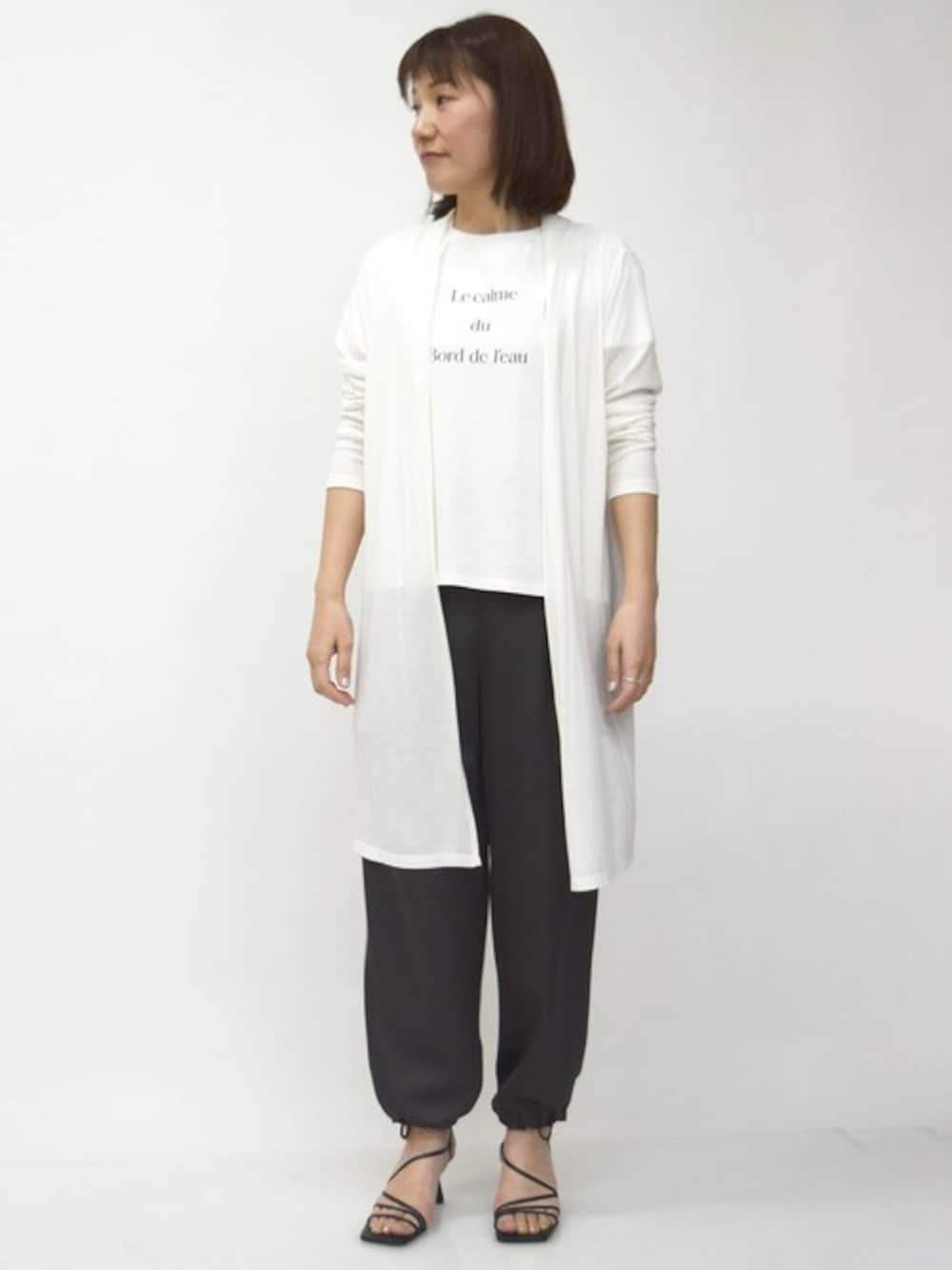 「カーディガン、ロゴT、カーゴパンツ、サテンパンツ、シアー、白Tシャツ、サテン、MK MICHEL KLEIN、MKミッシェルクラン、サテンカーゴパンツ」｜「MK MICHEL KLEINの着流しカーディガン/接触冷感/洗える（カーディガン/ボレロ、ホワイト系）」を使った、MKミッシェルクランさん（レディース・163cm）の春コーディネートの1枚目の写真