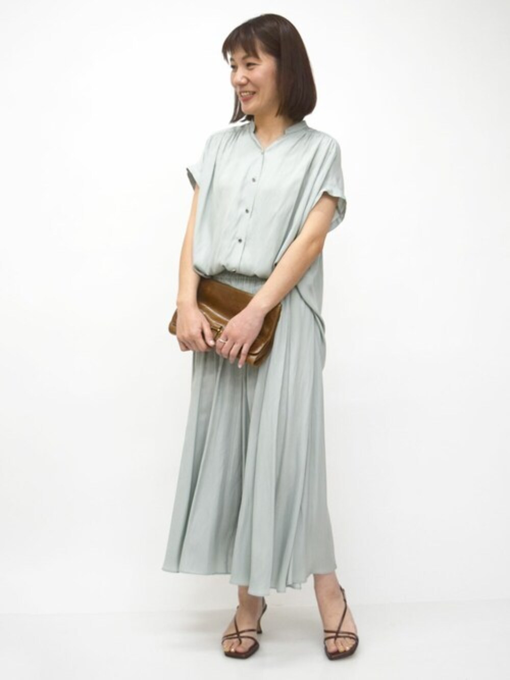 「セットアップ、大人カジュアル、サテンパンツ、ガウチョパンツ、夏服、サテンブラウス、サテン、接触冷感、MK MICHEL KLEIN、MKミッシェルクラン」｜「MK MICHEL KLEINのスキッパーネックサテンブラウス/洗える（シャツ/ブラウス、グリーン系）」を使った、MKミッシェルクランさん（レディース・163cm）の春コーディネートの1枚目の写真