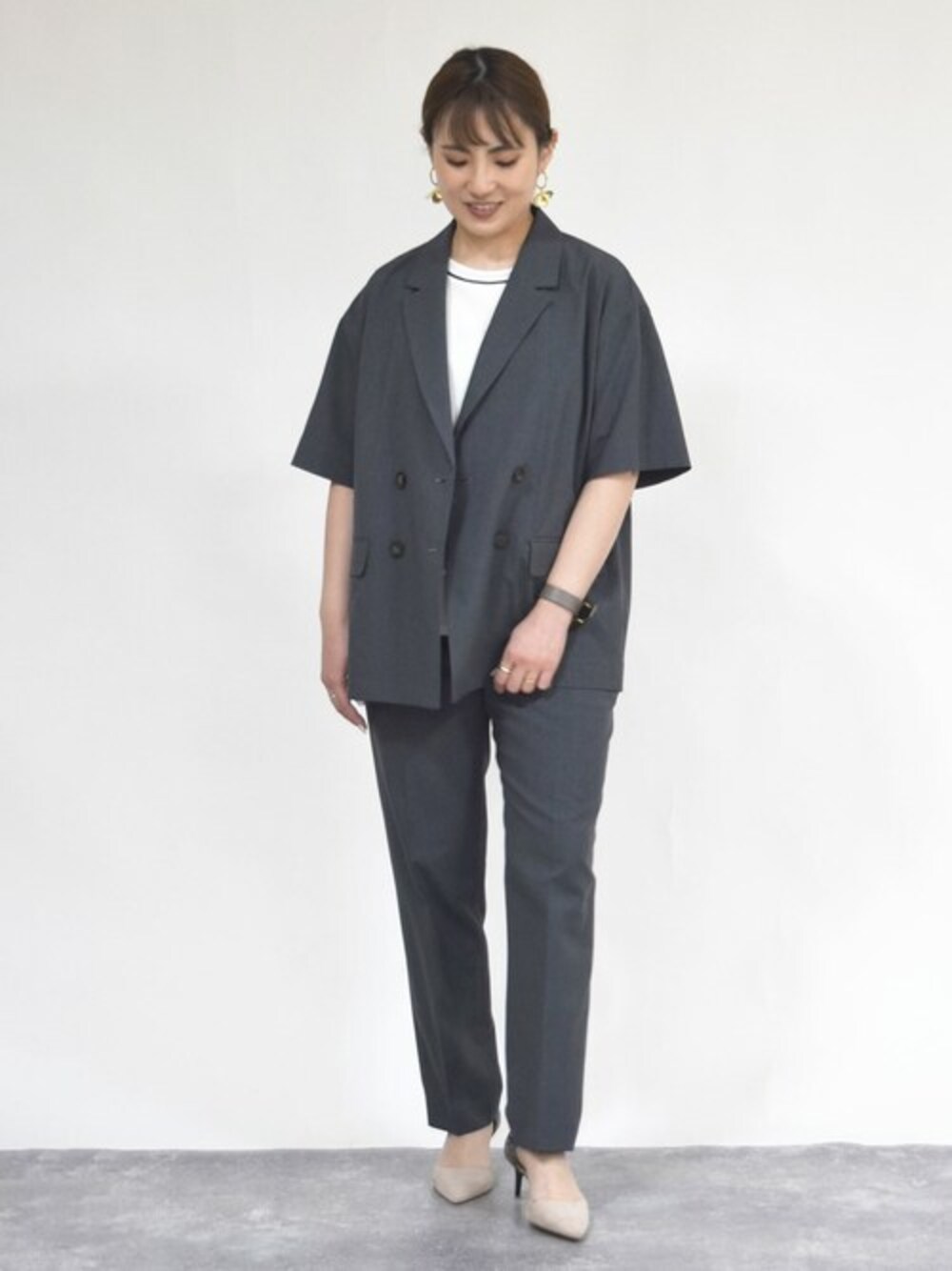 「セットアップ、Tシャツ、大人カジュアル、ストレッチパンツ、スーツスタイル、夏服、半袖ジャケット、接触冷感、MK MICHEL KLEIN、MKミッシェルクラン」｜「MK MICHEL KLEINの配色ネックデザインTシャツ/接触冷感/洗える（Tシャツ/カットソー、ホワイト系）」を使った、MKミッシェルクランさん（レディース・153cm）の春コーディネートの1枚目の写真