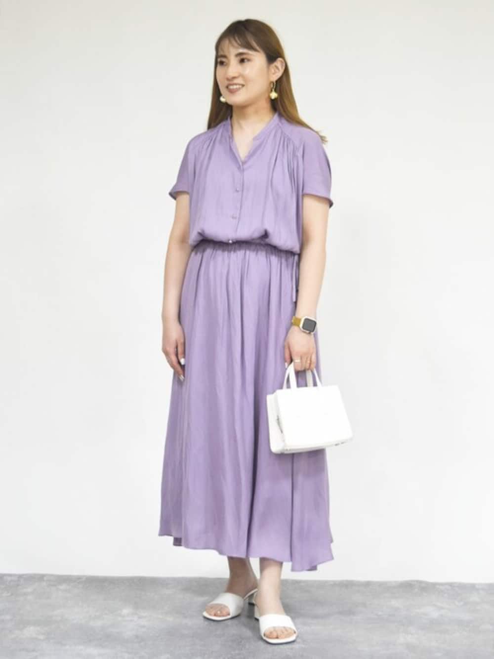 「ワンピース、大人カジュアル、夏コーデ、夏服、サテン、接触冷感、サテンワンピース、MK MICHEL KLEIN、カラーワンピース、MKミッシェルクラン」｜「MK MICHEL KLEINのウエストリボンデザインサテン地ワンピース/接触冷感/洗える（ワンピース、パープル系）」を使った、MKミッシェルクランさん（レディース・153cm）の春コーディネートの1枚目の写真