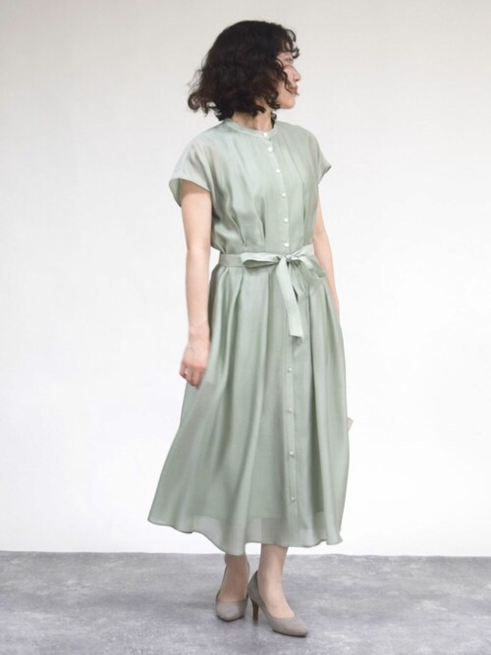 「ワンピース、大人カジュアル、ミントグリーン、夏コーデ、夏服、サテン、サテンワンピース、MK MICHEL KLEIN、サマーワンピース、MKミッシェルクラン」｜「MK MICHEL KLEINのウエストタックデザインワンピース/洗える（ワンピース、グリーン系）」を使った、MKミッシェルクランさん（レディース・153cm）の春コーディネートの1枚目の写真