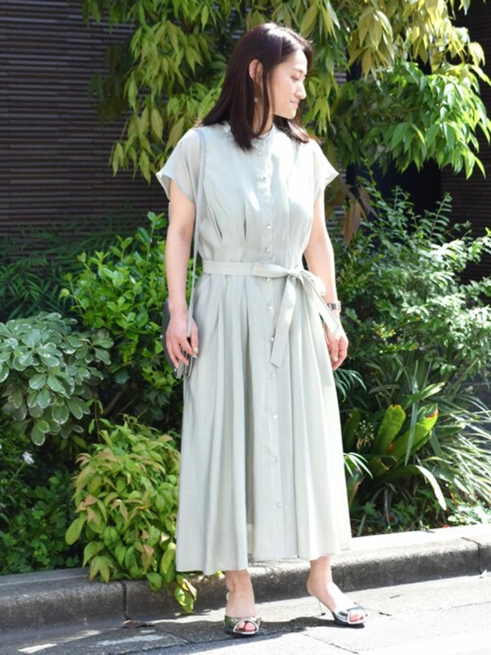 「ワンピース、大人カジュアル、夏コーデ、夏服、半袖、おでかけコーデ、サテン、サテンワンピース、MK MICHEL KLEIN、MKミッシェルクラン」｜「MK MICHEL KLEINのウエストタックデザインワンピース/洗える（ワンピース、グリーン系）」を使った、MKミッシェルクランさん（レディース・151cm）の春コーディネートの1枚目の写真