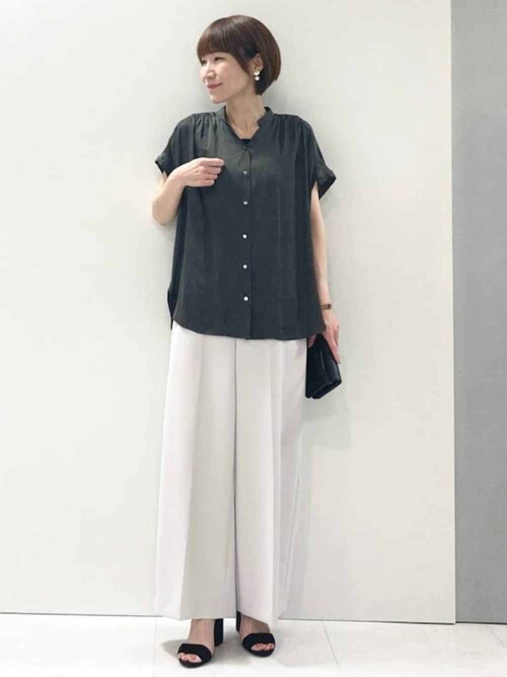「大人カジュアル、ワイドパンツ、きれいめカジュアル、スキッパーシャツ、夏コーデ、夏服、サテンブラウス、サテン、MK MICHEL KLEIN、MKミッシェルクラン」｜「MK MICHEL KLEINのスキッパーネックサテンブラウス/洗える（シャツ/ブラウス、グレー系）」を使った、MKミッシェルクランさん（レディース・157cm）の春コーディネートの1枚目の写真