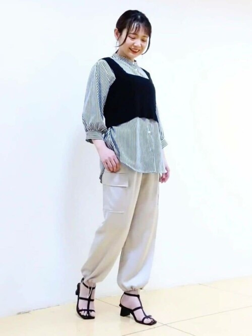 「大人カジュアル、ビスチェ、カーゴパンツ、ストライプシャツ、サテンパンツ、きれいめカジュアル、夏コーデ、ベスト×シャツ、MK MICHEL KLEIN、MKミッシェルクラン」｜「MK MICHEL KLEINのストライプ柄バンドカラーシャツ×ビスチェ風ニットベスト/ツインセット/洗える（シャツ/ブラウス、ブラック系）」を使った、MKミッシェルクランさん（レディース・159cm）の春コーディネートの1枚目の写真