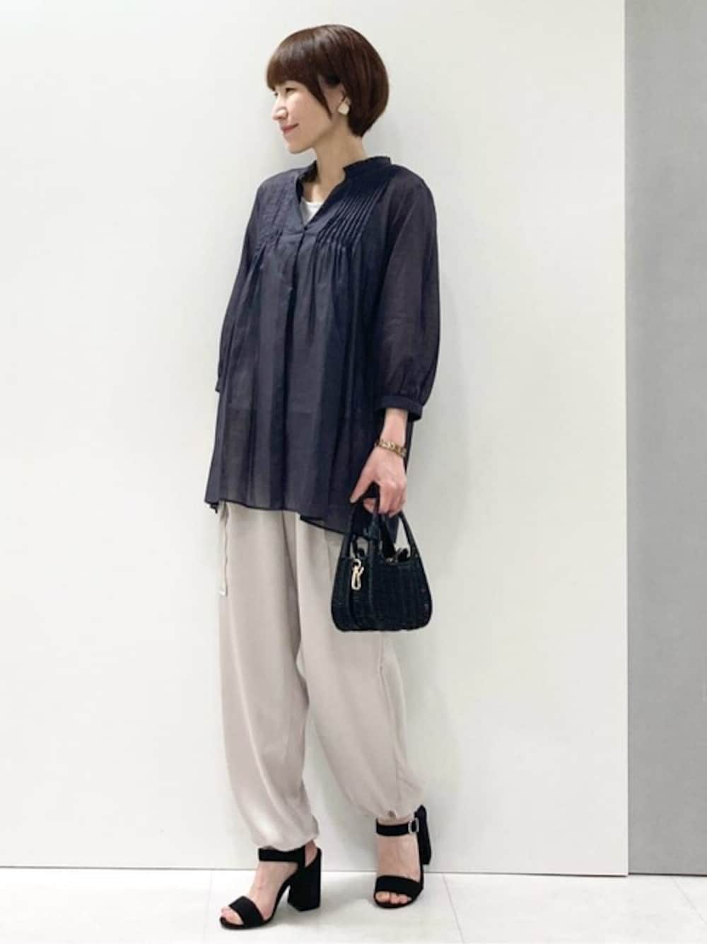 「大人カジュアル、カーゴパンツ、サテンパンツ、シアーシャツ、夏コーデ、シアー、MK MICHEL KLEIN、シアートップス、MKミッシェルクラン、サテンカーゴパンツ」｜「MK MICHEL KLEINのピンタックデザインシアーブラウス/洗える（シャツ/ブラウス、グレー系）」を使った、MKミッシェルクランさん（レディース・157cm）の春コーディネートの1枚目の写真