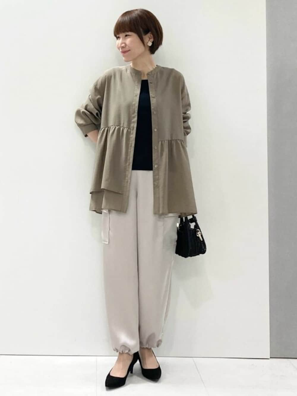 「大人カジュアル、サテンパンツ、きれいめカジュアル、春コーデ、シャツスタイル、夏コーデ、フリルトップス、MK MICHEL KLEIN、MKミッシェルクラン、サテンカーゴパンツ」｜「MK MICHEL KLEINのペプラムデザインバンドカラーブラウス/洗える（シャツ/ブラウス、ブラウン系）」を使った、MKミッシェルクランさん（レディース・157cm）の春コーディネートの1枚目の写真