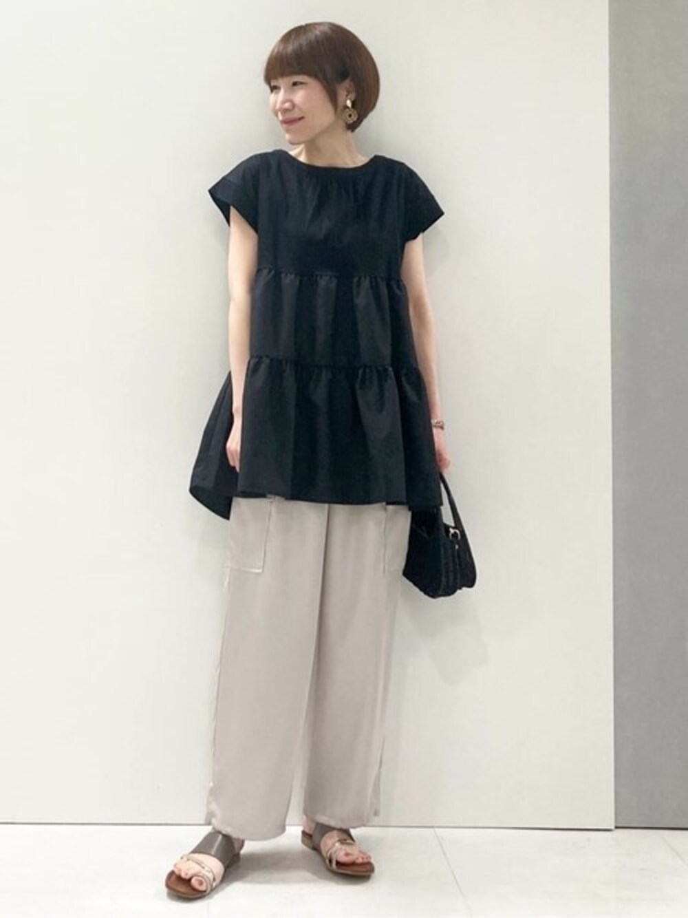 「カットソー、Tシャツ、カーゴパンツ、サテンパンツ、夏コーデ、半袖、ティアード、MK MICHEL KLEIN、MKミッシェルクラン、ティアードチュニック」｜「MK MICHEL KLEINのティアード切り替えチュニックカットソー/洗える（Tシャツ/カットソー、ブラック系）」を使った、MKミッシェルクランさん（レディース・157cm）の春コーディネートの1枚目の写真