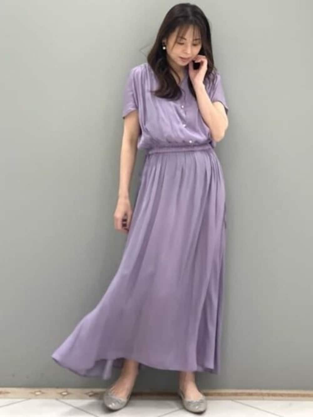 「ワンピース、大人カジュアル、きれいめカジュアル、夏コーデ、おでかけコーデ、サテン、接触冷感、サテンワンピース、MK MICHEL KLEIN、MKミッシェルクラン」｜「MK MICHEL KLEINのウエストリボンデザインサテン地ワンピース/接触冷感/洗える（ワンピース、パープル系）」を使った、MKミッシェルクランさん（レディース・153cm）の春コーディネートの1枚目の写真