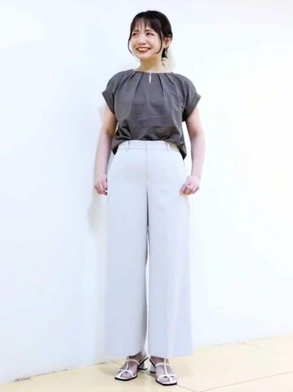 「カットソー、Tシャツ、仕事着、ワイドパンツ、通勤コーデ、夏コーデ、オフィスカジュアル、お仕事コーデ、MK MICHEL KLEIN、MKミッシェルクラン」｜「MK MICHEL KLEINのサッカー フロントホックカットソー/洗える（Tシャツ/カットソー、ブラウン系）」を使った、MKミッシェルクランさん（レディース・159cm）の春コーディネートの1枚目の写真