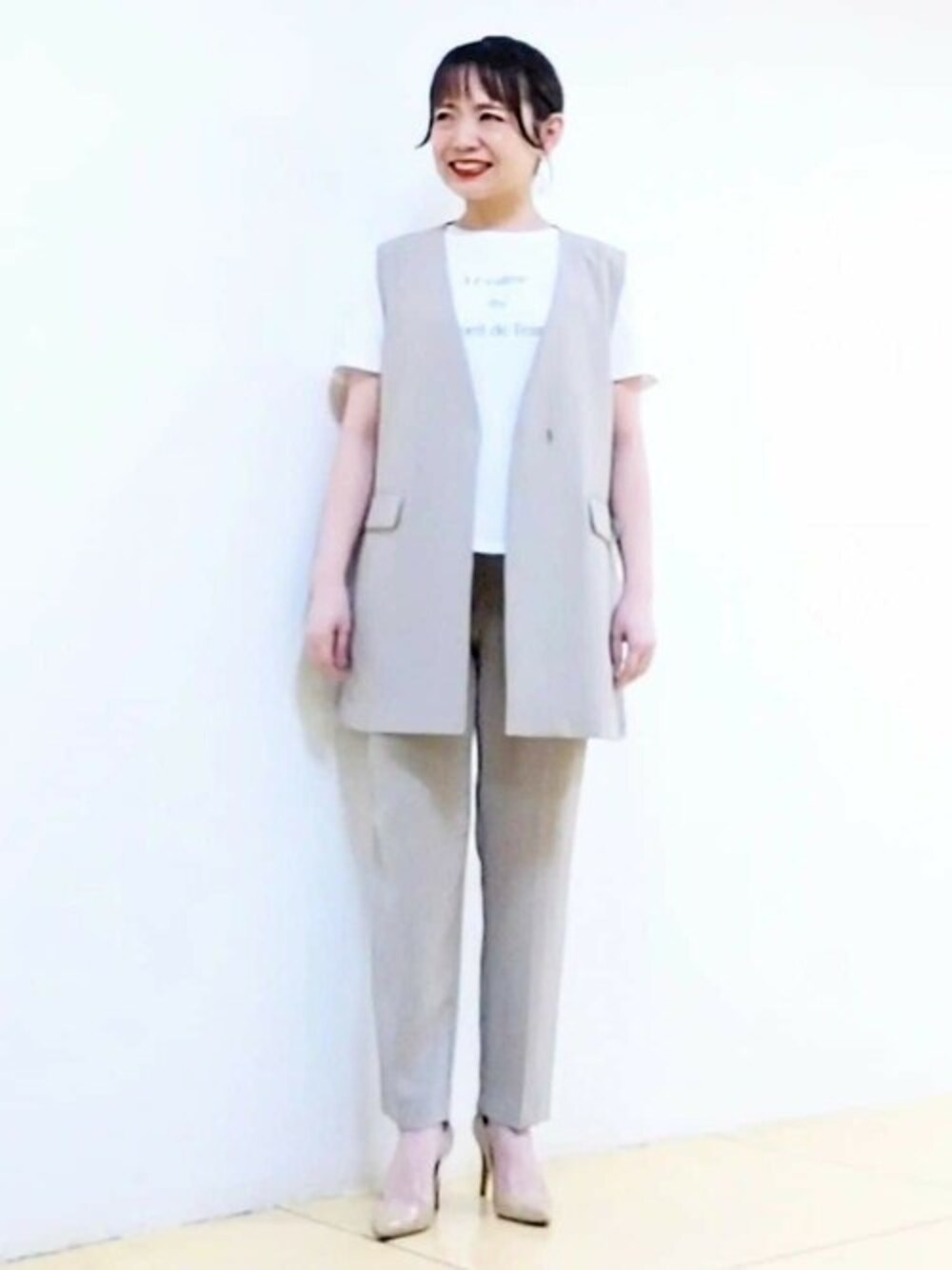 「セットアップ、Tシャツ、ベスト、大人カジュアル、ジレ、夏コーデ、ＵＶカット、接触冷感、MK MICHEL KLEIN、MKミッシェルクラン」｜「MK MICHEL KLEINのノーカラージレベスト/UVカット/接触冷感/セットアップ対応/洗える（ベスト、ベージュ系）」を使った、MKミッシェルクランさん（レディース・159cm）の春コーディネートの1枚目の写真