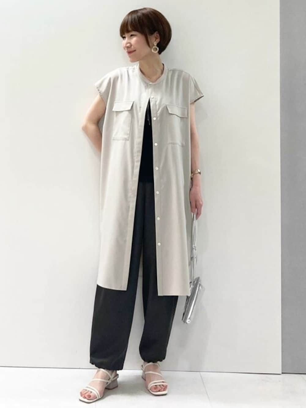 「ワンピース、シャツワンピース、大人カジュアル、サテンパンツ、シャツワンピ、ジレ、夏コーデ、MK MICHEL KLEIN、MKミッシェルクラン、サテンカーゴパンツ」｜「MK MICHEL KLEINのReflaxチュニックシャツワンピースジレ/セットアップ対応/洗える（シャツワンピース、ベージュ系）」を使った、MKミッシェルクランさん（レディース・157cm）の春コーディネートの1枚目の写真