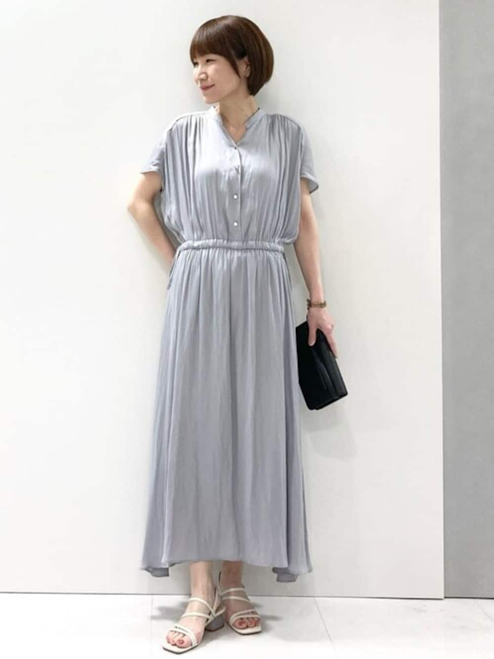 「ワンピース、大人カジュアル、きれいめカジュアル、サテン、接触冷感、サテンワンピース、MK MICHEL KLEIN、カラーワンピース、お食事会コーデ、MKミッシェルクラン」｜「MK MICHEL KLEINのウエストリボンデザインサテン地ワンピース/接触冷感/洗える（ワンピース、ブルー系）」を使った、MKミッシェルクランさん（レディース・157cm）の春コーディネートの1枚目の写真