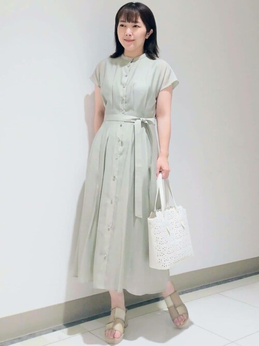 「ワンピース、大人カジュアル、ミントグリーン、きれいめカジュアル、夏コーデ、半袖、おでかけコーデ、サテンワンピース、MK MICHEL KLEIN、MKミッシェルクラン」｜「MK MICHEL KLEINのウエストタックデザインワンピース/洗える（ワンピース、グリーン系）」を使った、MKミッシェルクランさん（レディース・157cm）の春コーディネートの1枚目の写真