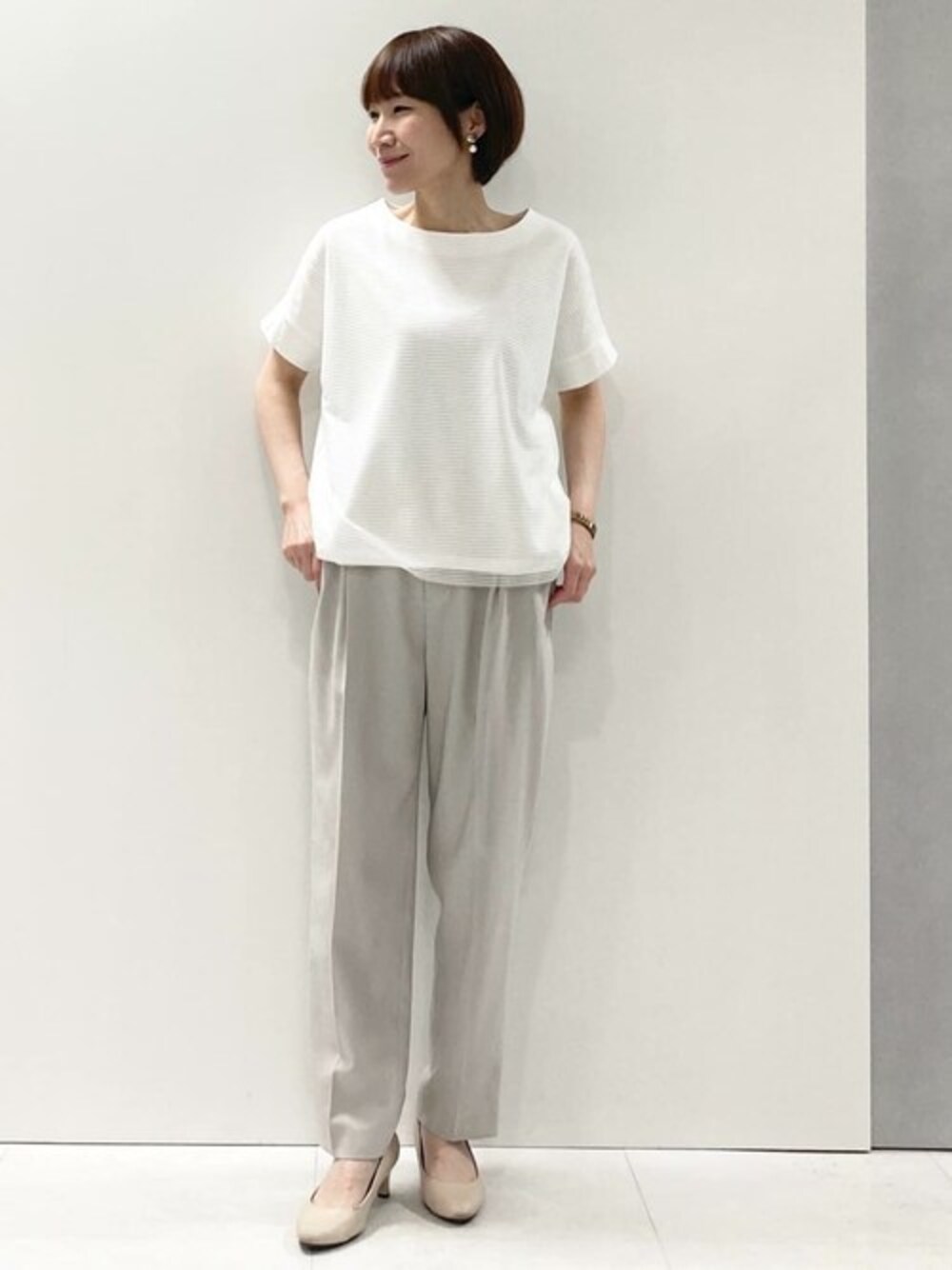 「カットソー、Tシャツ、チュール、きれいめカジュアル、ボーダートップス、通勤コーデ、オフィスカジュアル、半袖、MK MICHEL KLEIN、MKミッシェルクラン」｜「MK MICHEL KLEINのボーダーチュールカットソー/接触冷感/洗える（Tシャツ/カットソー、ホワイト系）」を使った、MKミッシェルクランさん（レディース・157cm）の春コーディネートの1枚目の写真