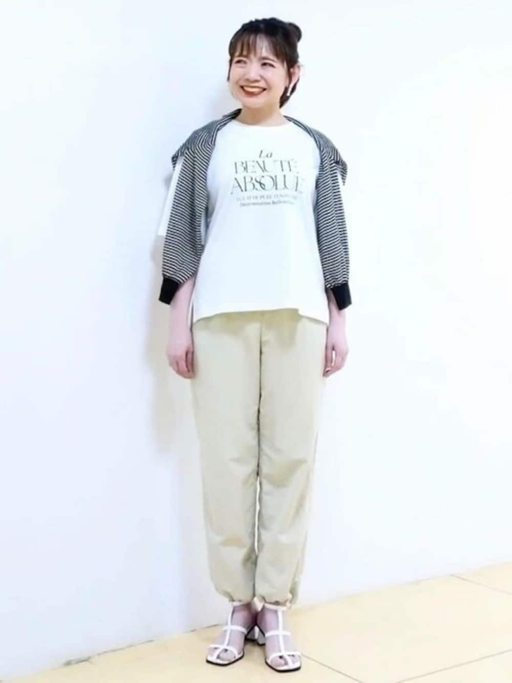 「カットソー、ロゴT、Tシャツ、大人カジュアル、きれいめカジュアル、白Tシャツ、パラシュートパンツ、MK MICHEL KLEIN、シアートップス、MKミッシェルクラン」｜「MK MICHEL KLEINのシアーニットカーディガン/洗える（カーディガン/ボレロ、ブラック系）」を使った、MKミッシェルクランさん（レディース・159cm）の春コーディネートの1枚目の写真